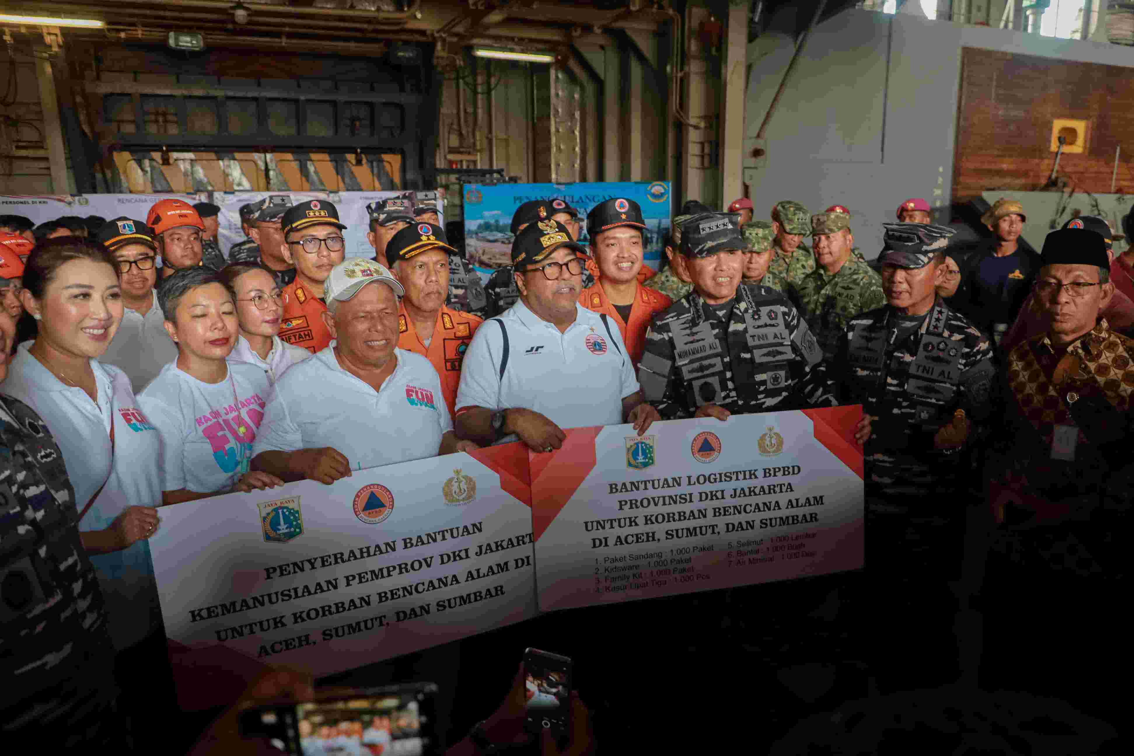 Wagub DKI&nbsp; Rano Karno (tengah) melepas keberangkatan pengiriman bantuan kemanusiaan untuk korban banjir dan tanah longsor di Sumatera Utara, Sumatera Barat, dan Aceh.