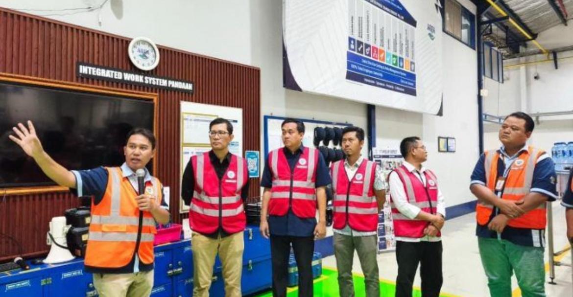 Tim BPKN mengunjungi pabrik AQUA di Pandaan, Kabupaten Pasuruan.