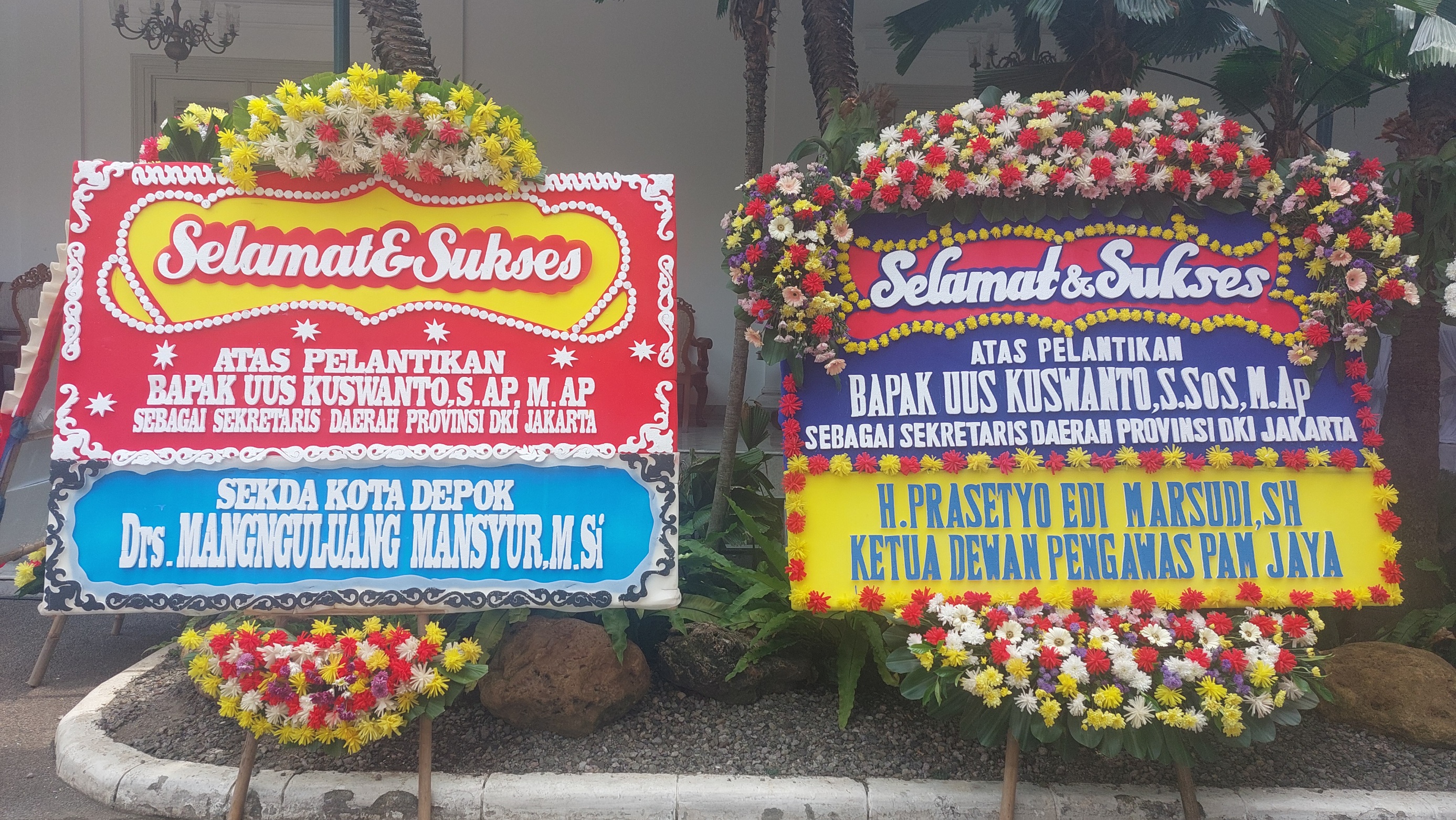 Puluhan karangan bunga ucapan selamat atas pelantikan Uus Kuswanto sebagai Sekda DKI Jakarta yang baru di Balai Kota Jakarta, Senin (1/12). (Ryandi Zahdomo/JawaPos.com)