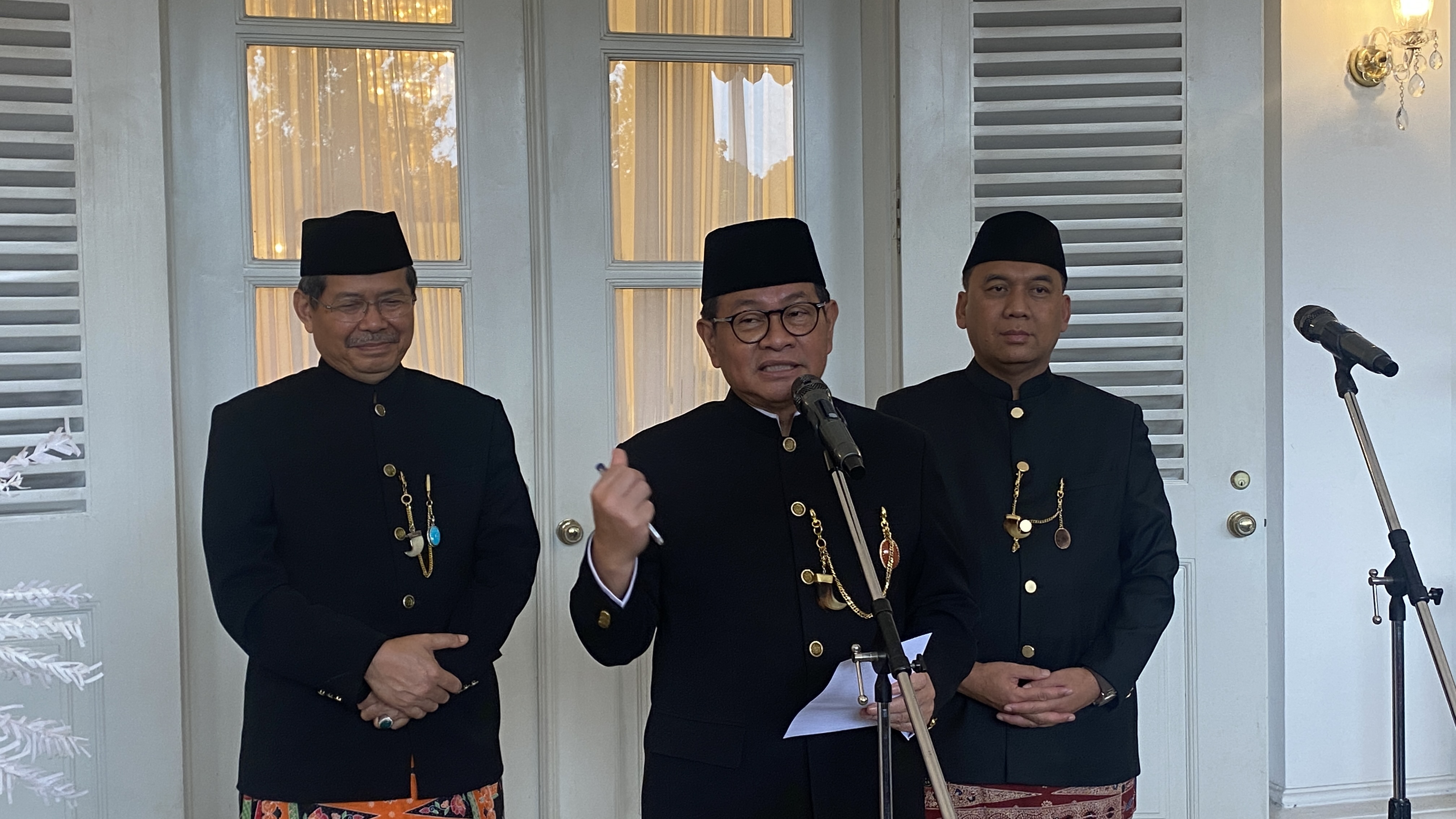 Dari kiri, Marullah Matali, Gubernur DKI Pramono Anung dan Sekda DKI Uus Kuswanto setelah pelantikan Sekda kemarin (1/12).