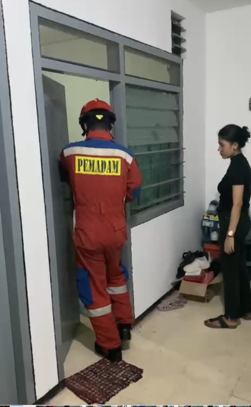 Petugas Gulkarmat) DKI berhasil membuka pintu kos yang sebelumnya tidak bisa dibuka di Kawasan Tomang, Grogol Petamburan, Jakarta Barat.