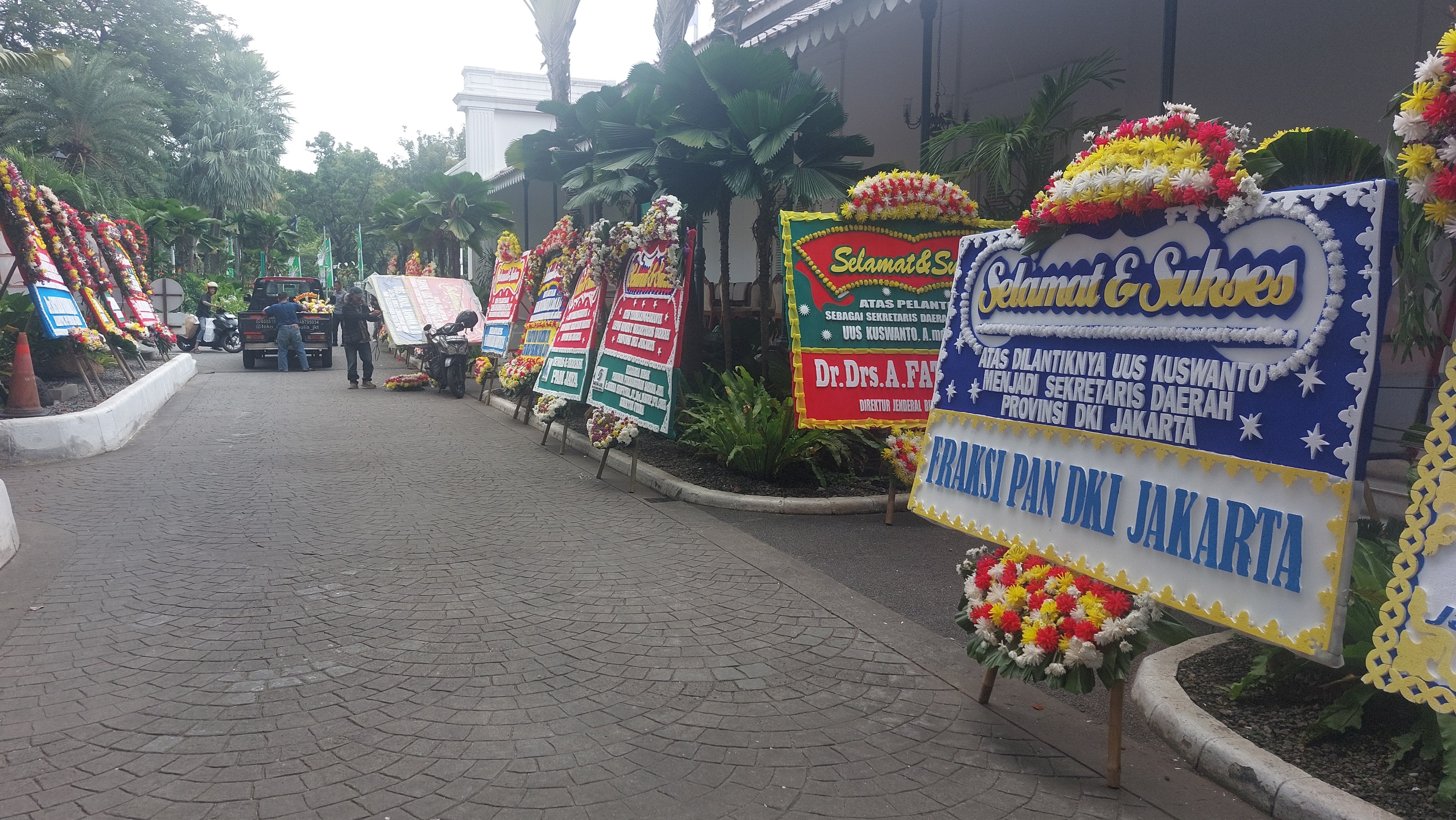 Puluhan karangan bunga ucapan selamat atas pelantikan Uus Kuswanto sebagai Sekda DKI Jakarta yang baru di Balai Kota Jakarta, Senin (1/12). (Ryandi Zahdomo/JawaPos.com)