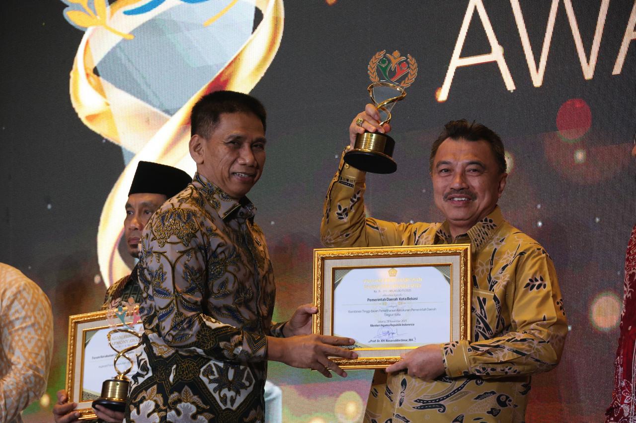 Wakil Wali Kota Bekasi Abdul Harris Bobihoe (kanan) menerima penghargaan Harmony Award 2025.