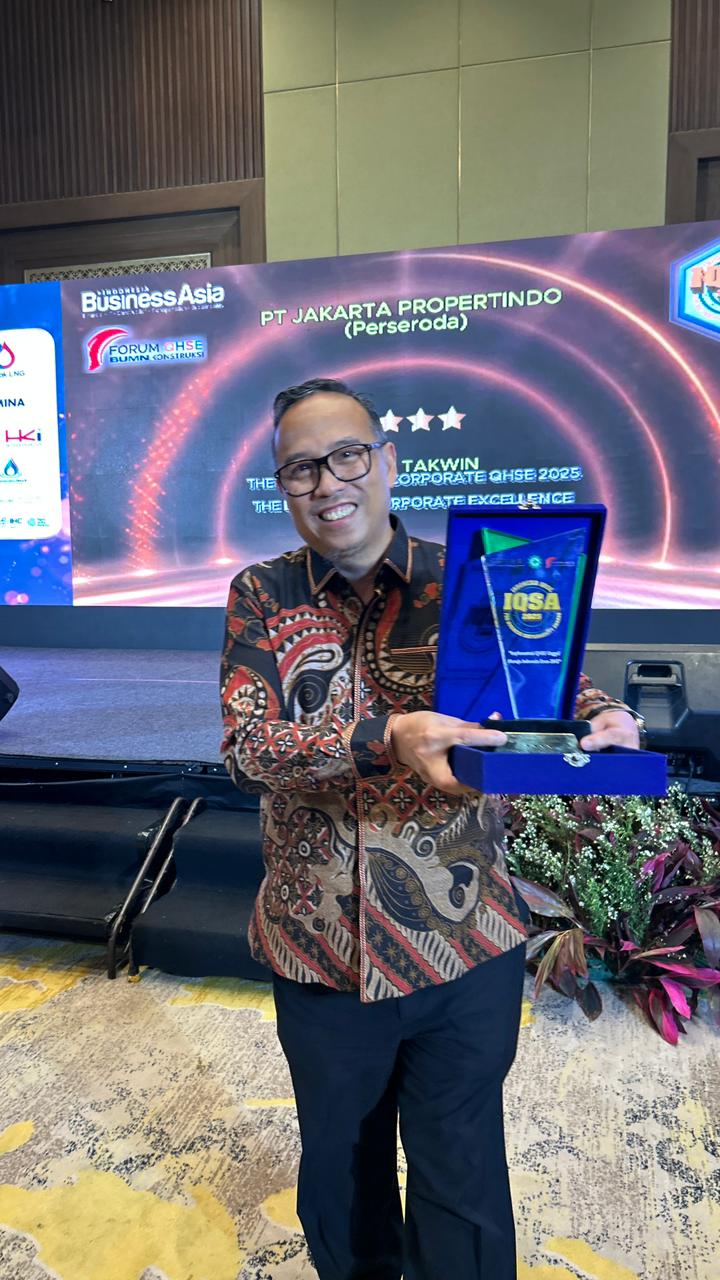Direktur Keuangan dan Dukungan Bisnis Jakpro Solihin menerima secara langsung salah satu penghargaan yang diraih Jakpro pada November 2025.