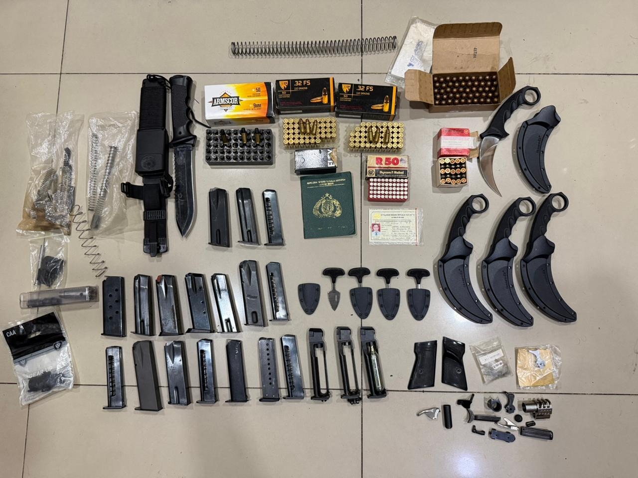 Amunisi dan barang bukti yang dimilikinya dari tersangka OA disita dari gudang amunisi di Jakarta Barat.