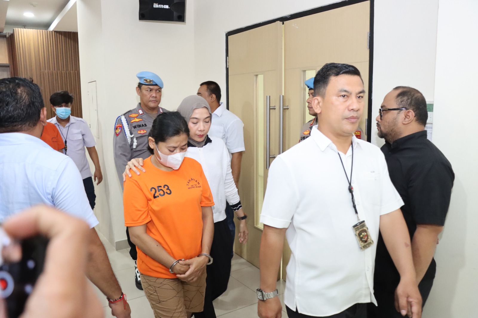 Pasutri yang diduga pengedar sabu-sabu diamankan di  Polsek Kalideres.