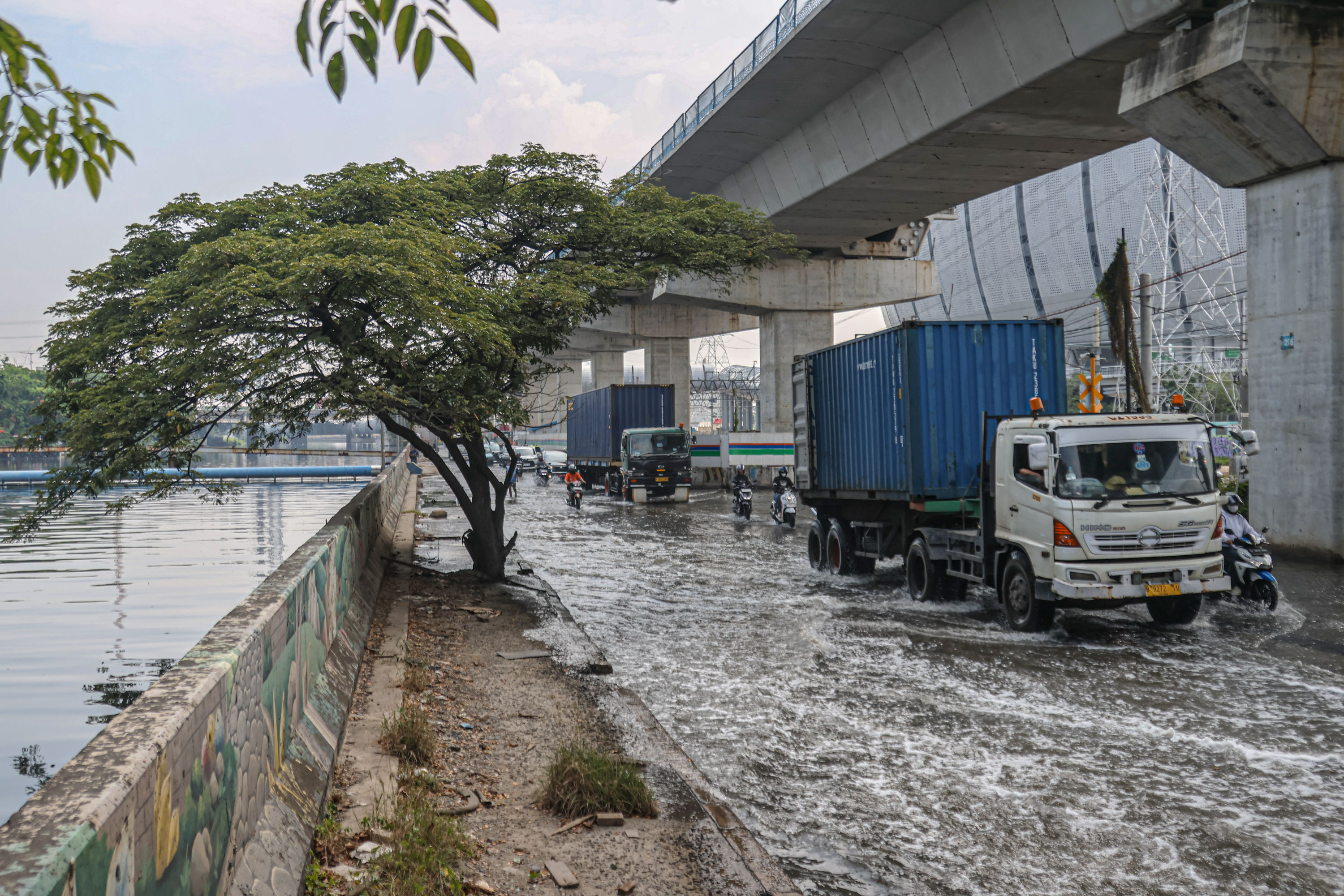 Air berbusa mewarnai banjir rob di Jalan RE. Martadinata, Jakarta Utara, Rabu (3/12). Genangan yang diakibatkan oleh Rob tersebut mulai naik sejak pagi.
