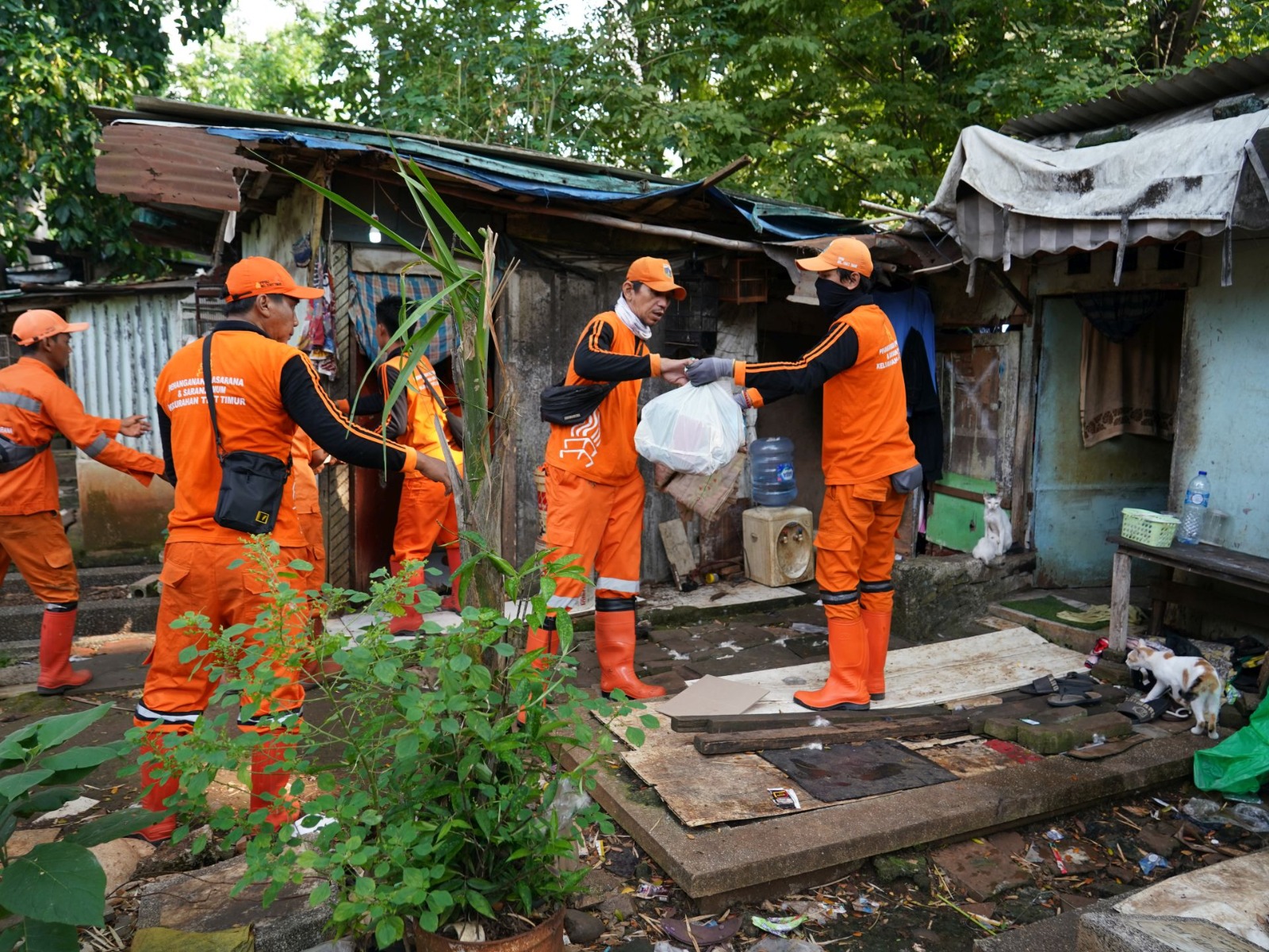 Petugas melakukan proses relokasi rumah warga dari Taman Pemakaman Umum Menteng Pulo ke rumah susun di Jakarta Selatan.