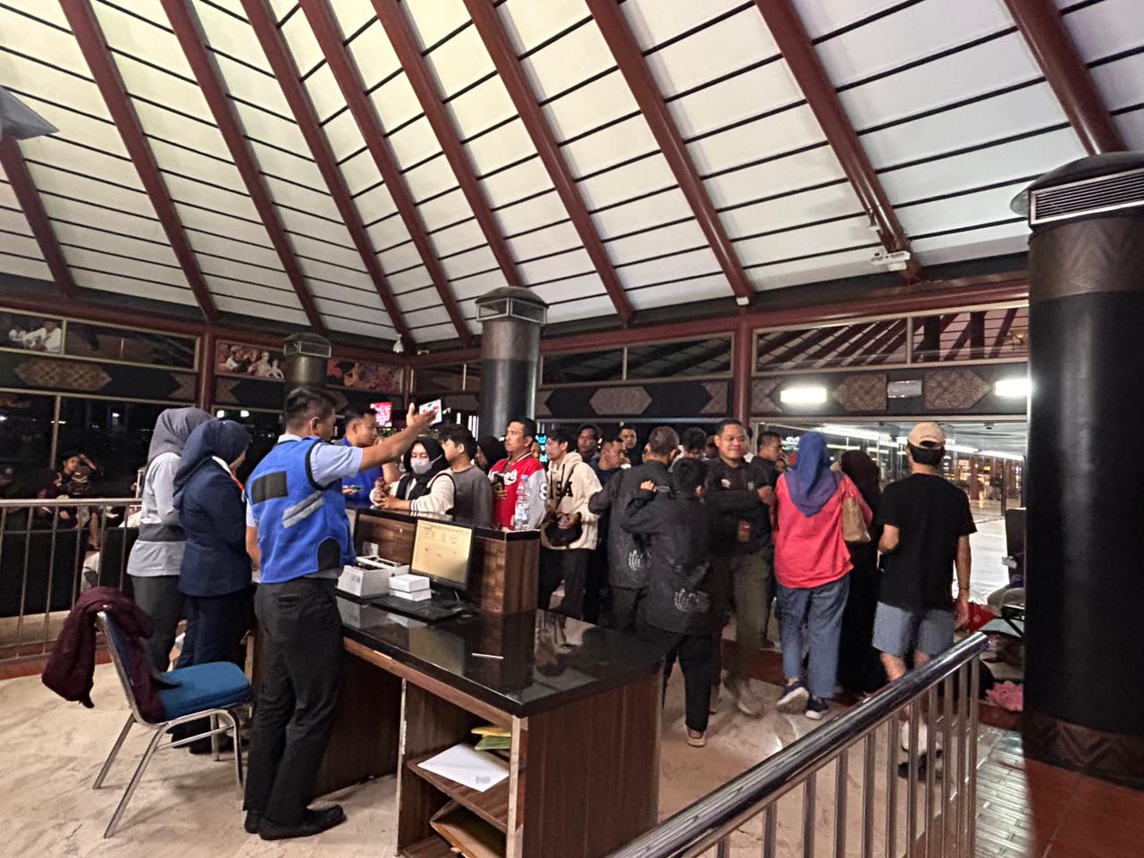 Penumpang Super Air Jet menunggu belasan jam di Terminal 2 Bandara Soetta, Rabu (3/12) karena pesawat delay. Tidak ada alasan pasti atas keterlambatan. Petugas di gate hanya menyebut menunggu pesawat.