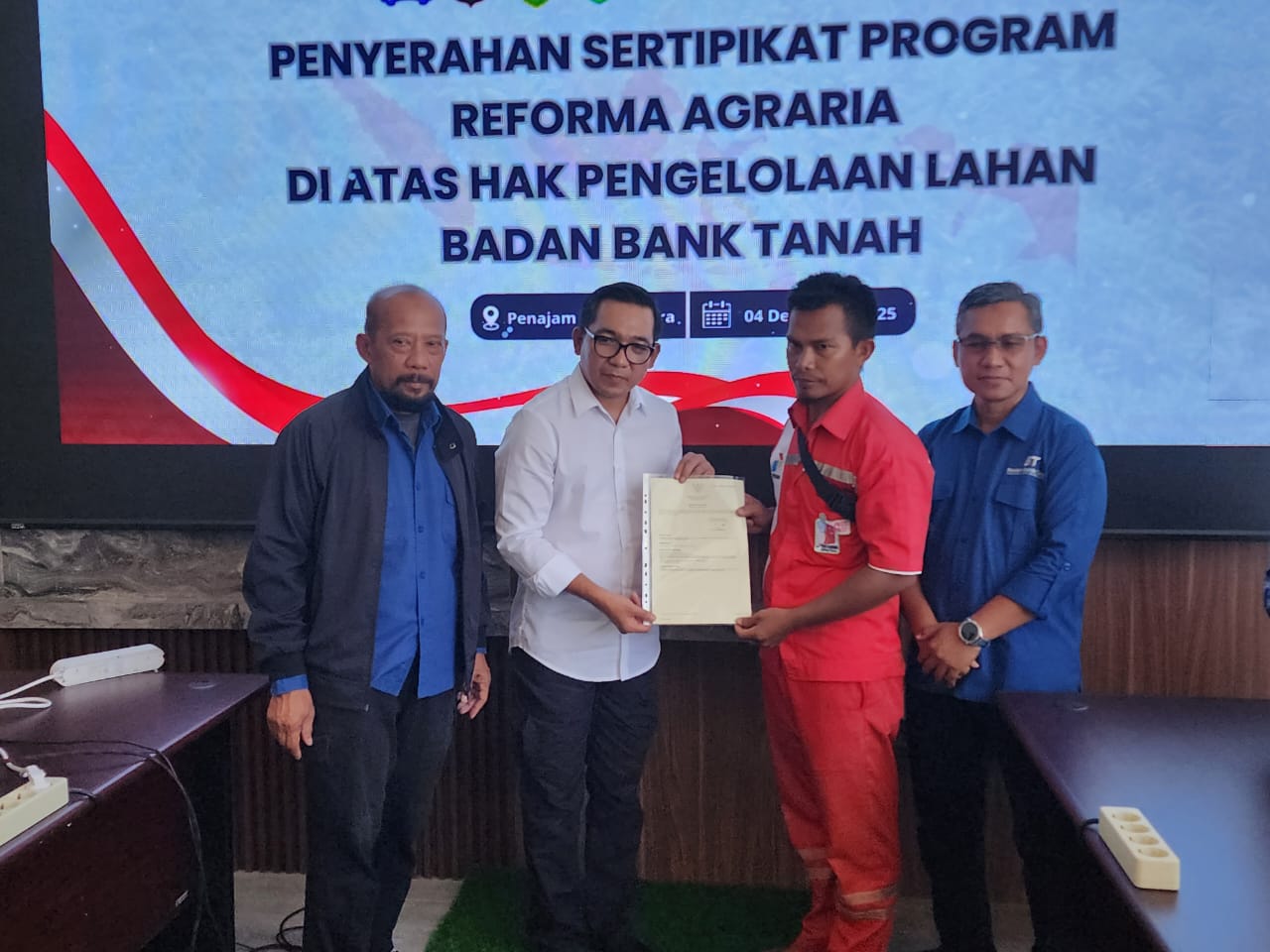 REFORMA AGRARIA: Warga Penajam Paser Utara menerima sertifikat hak pakai di atas hak pengelolaan Badan Bank Tanah (4/11).
