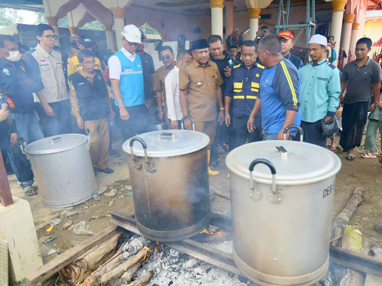 Rombongan Menteri ESDM meninjau dapur umum di Posko Penanganan Bencana Desa Blang Panjo, Kabupaten Bireuen, Aceh.