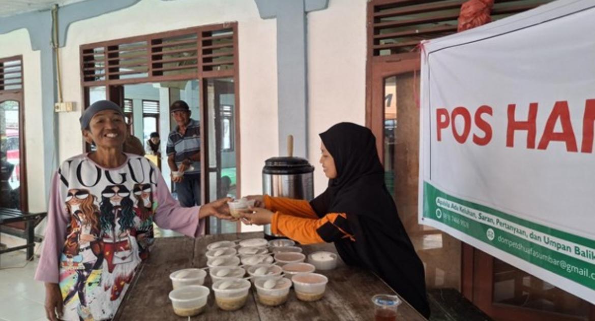 POS HANGAT: Relawan membagikan bubur kacang hijau kepada penyintas di area evakuasi banjir di Kampung Galapuang, Kabupaten Padang Pariaman.