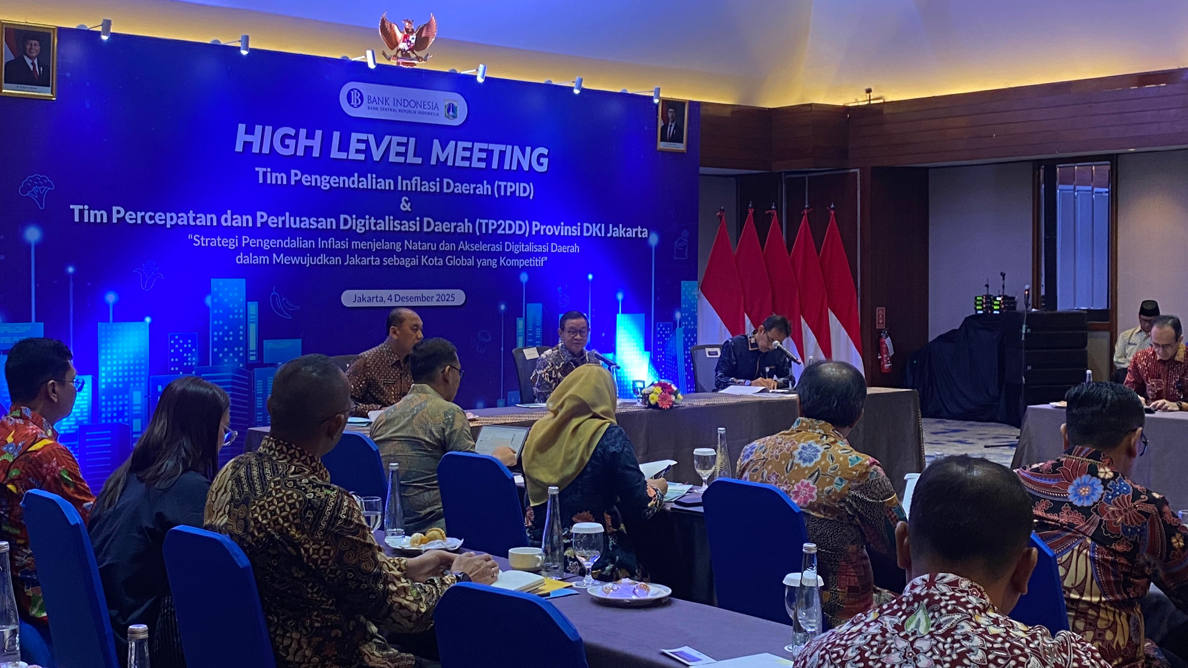 Jajaran Pemprov DKI bersama Kantor Perwakilan Bank Indonesia DKI saat kegiatan High Level Meeting (HLM) TPID dan TP2DD Provinsi DKI di Sari Pasific, Jakarta Pusat, kemarin (4/12).