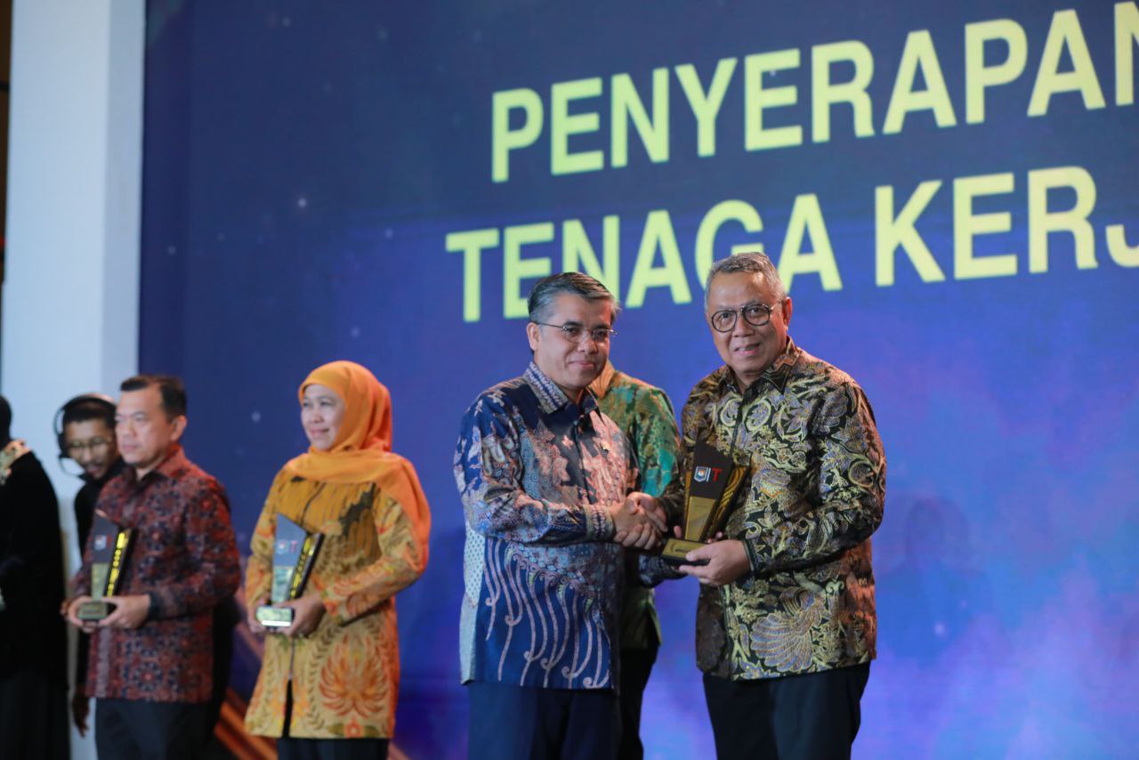 Menteri Tenaga Kerja (Menaker) Yassierli memberikan penghargaaan kepada Wali Kota Tangsel Benyamin Davnie, dalam ajang Malam Apresiasi Kinerja Pemda.