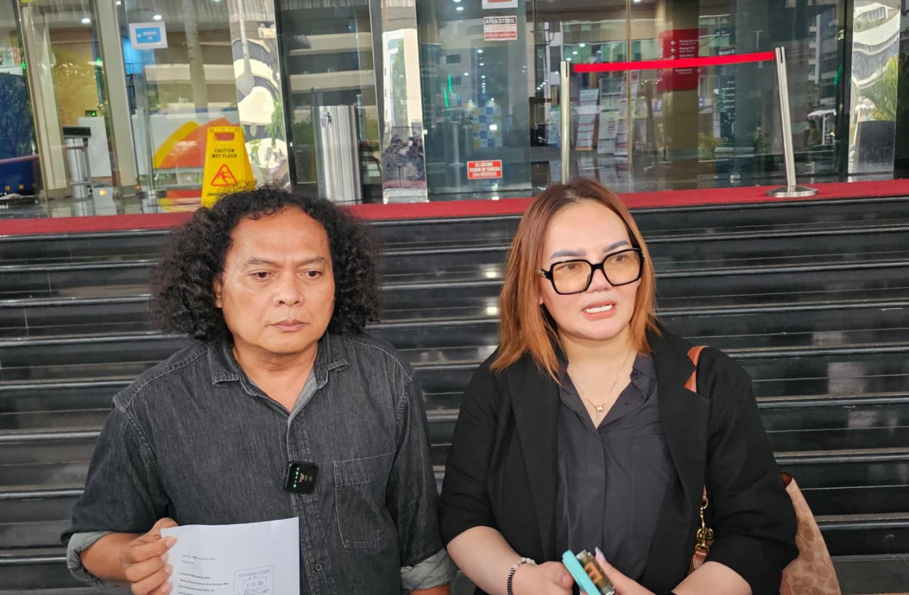 Kuasa hukum Deolipa Yumara bersama kliennya, Linda Susanti, mendatangi Kantor Dewan Pengawas KPK, Kamis (4/12).