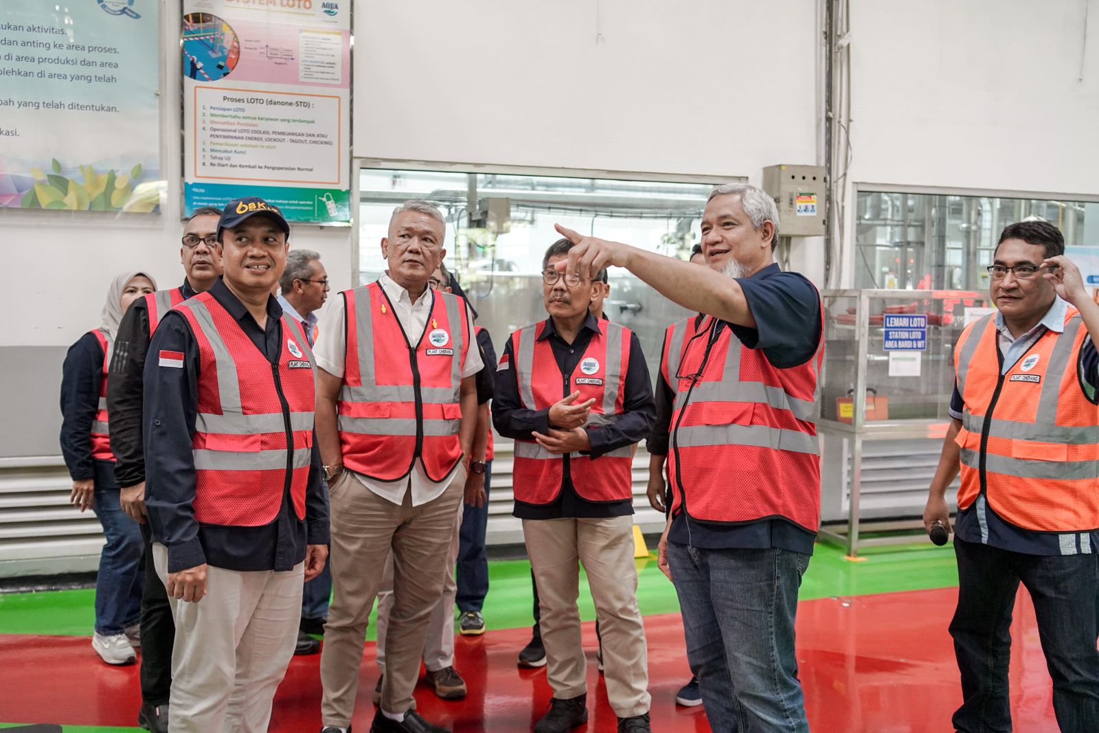 Rombongan yang terdiri atas ASN PATGTL, ESDM Bogor serta perwakilan Dewan Sumber Daya Air Nasional (DSDAN) meninjau pabrik air mineral di Ciherang, Bogor.