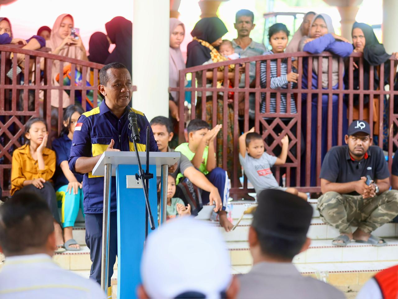Menteri ESDM Bahlil Lahadalia di di Desa Blang Panjo, Kabupaten Bireuen, Aceh, Selasa (2/12).