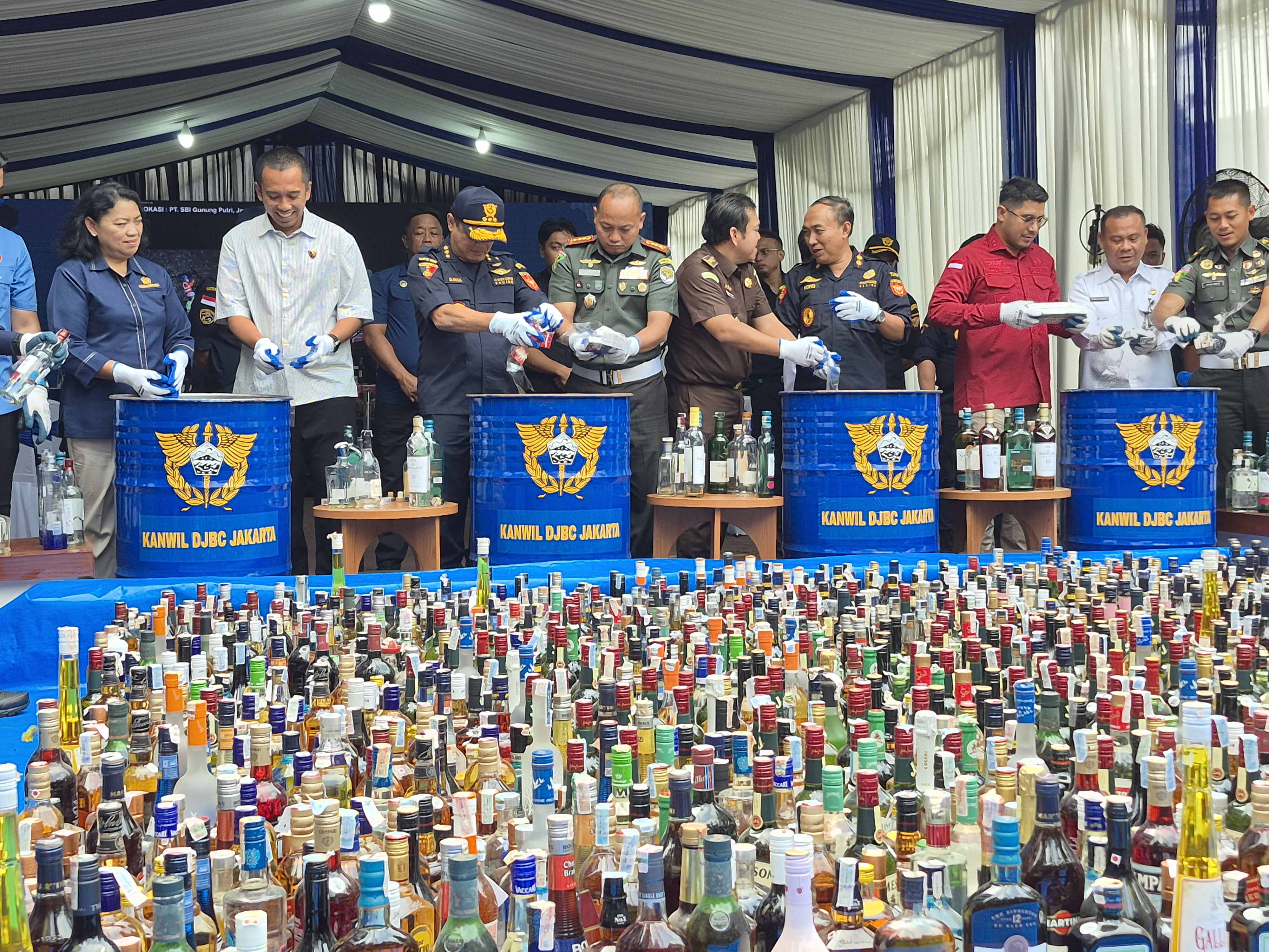Penindakan dan pemusnahan barang kena cukai ilegal di wilayah Jakarta, kemarin (3/12).