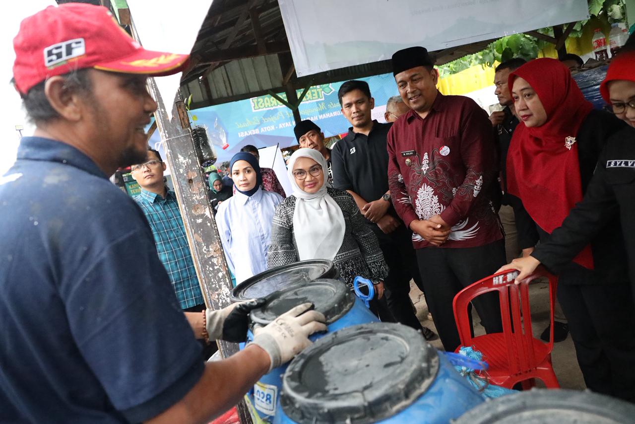 Ketua Forum Kota Bekasi Sehat Wiwiek Hargono (tengah) mengecek program kampung Komposter di Kelurahan Harapan Jaya.