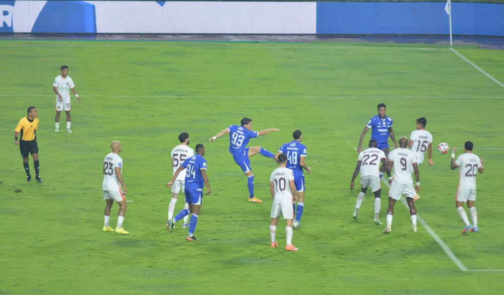 Bek Persib Federico Barba menyumbangkan satu gol untuk Persib.