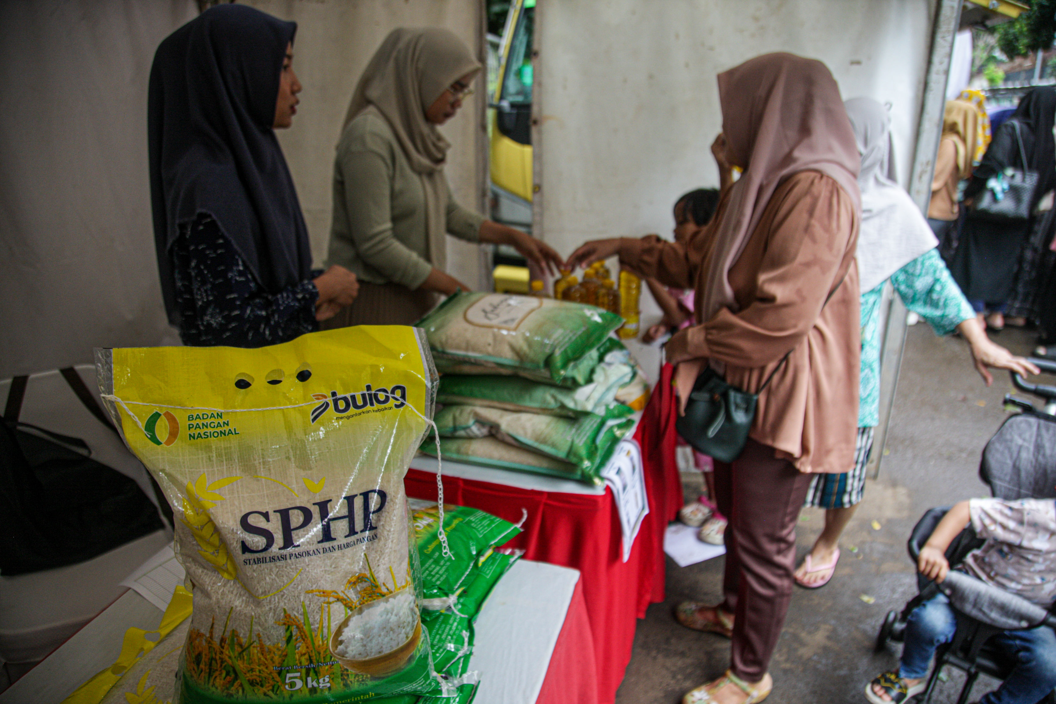 Warga memilih persediaan beras untuk memenuhi bahan pokok di rumah. Pemprov DKI memastikan ketersediaan stok pangan terbilang aman jelang Nataru.