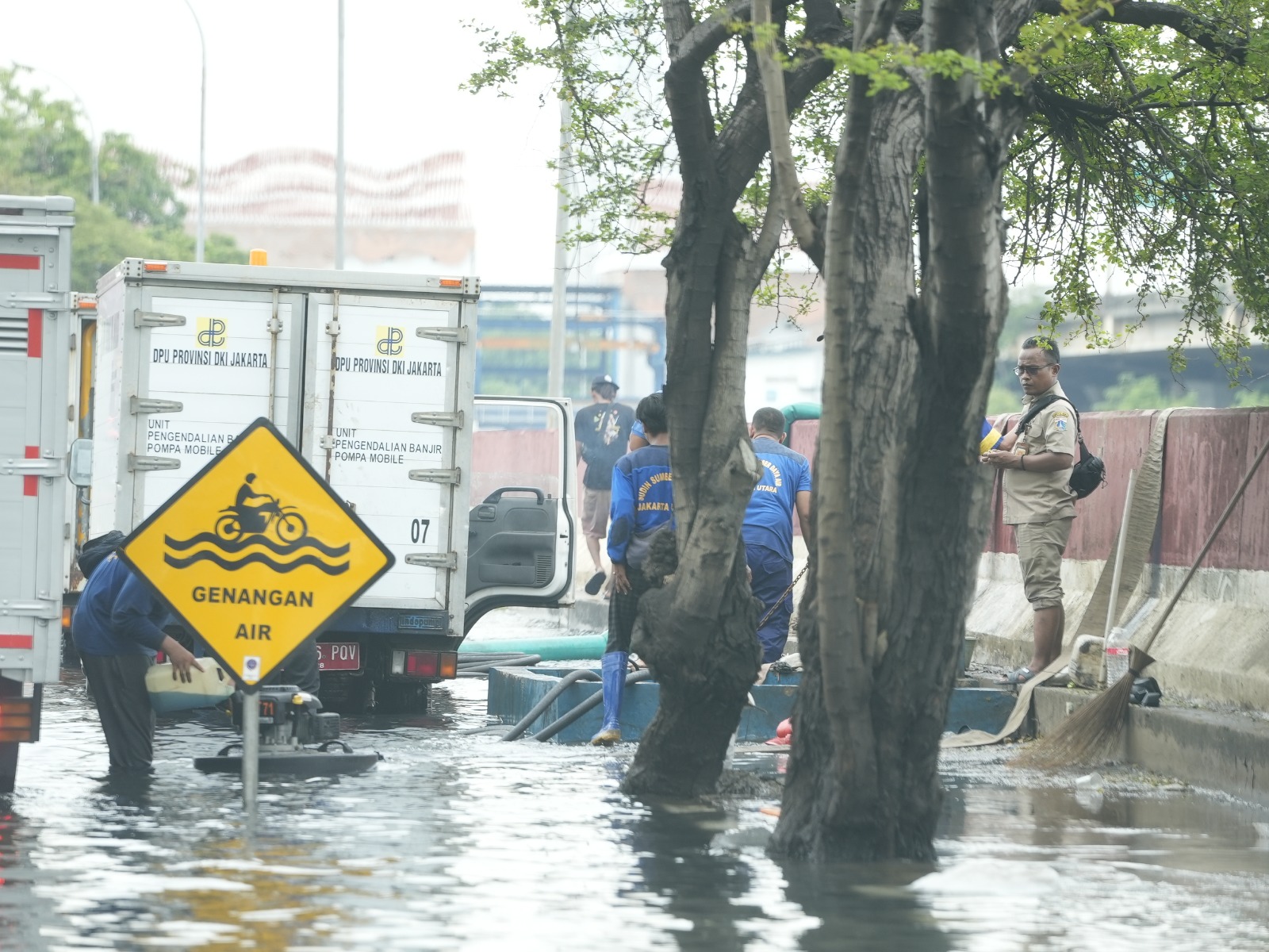 Banjir rob mulai menerjang wilayah pesisir utara Jakarta.