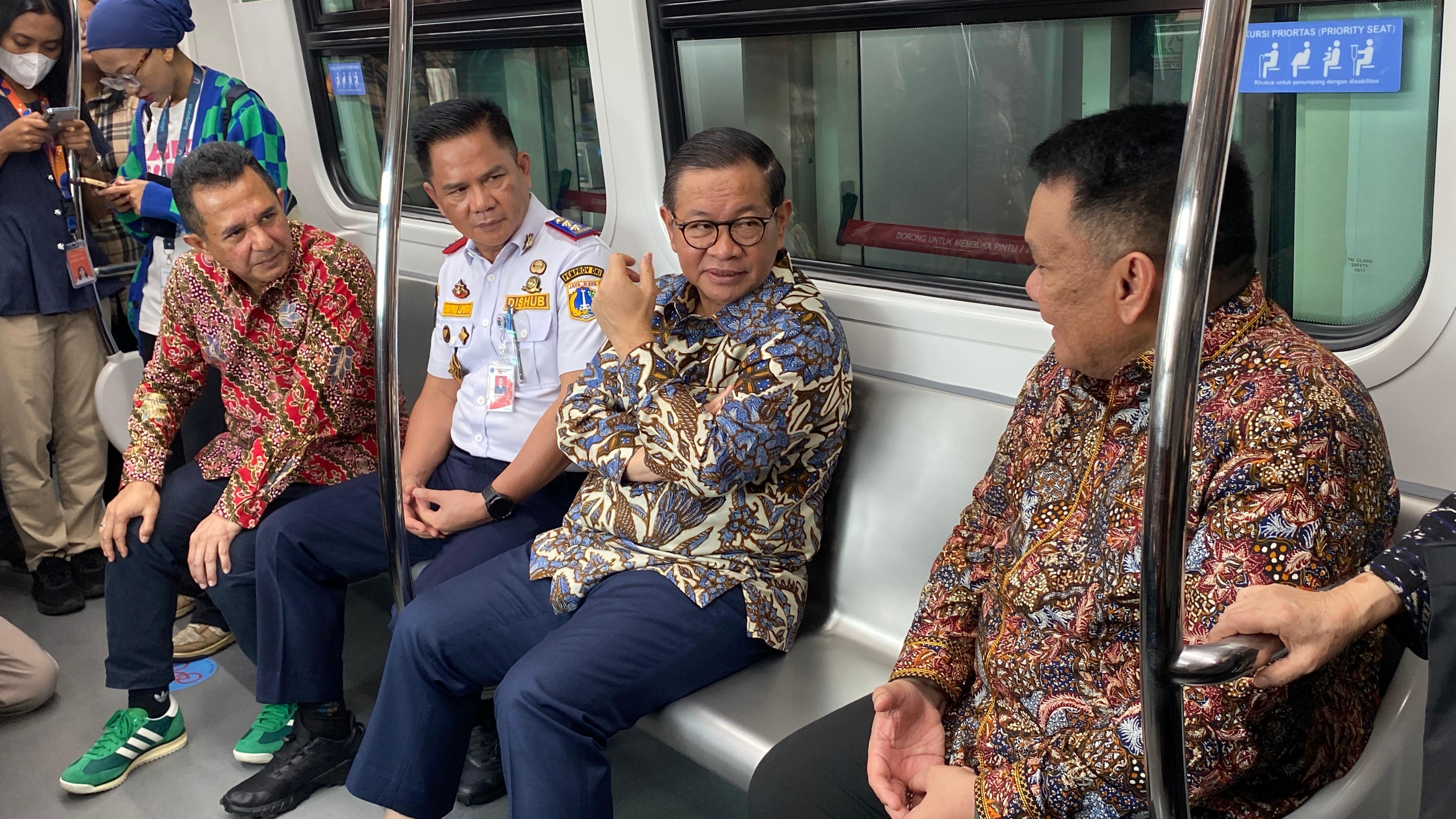 Gubernur DKI Pramono Anung  (dua dari kanan) mencoba LRT Jakarta.