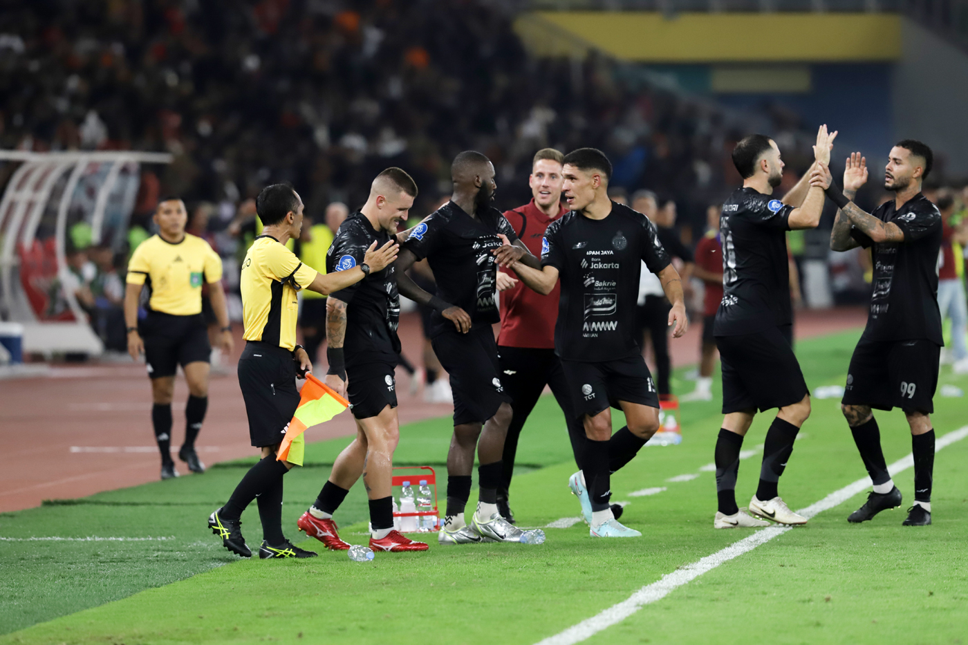 Para Pemain Persija Jakarta saat bertanding di Stadion JIS. (Dery Ridwansah/Jawa Pos)