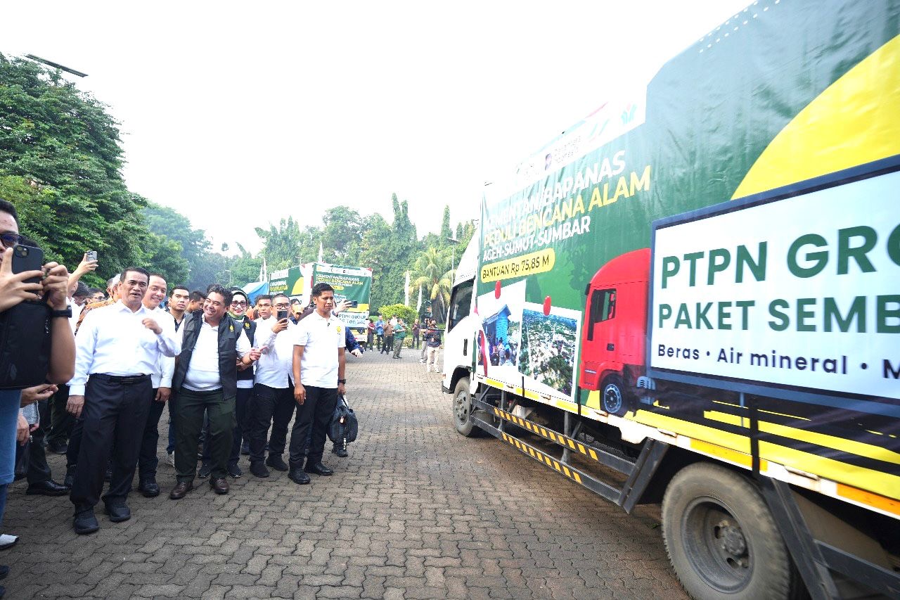Truk pengangkut logistik berisi kebutuhan pokok diberangkatkan menuju Aceh, Sumatera Utara, dan Sumatera Barat.