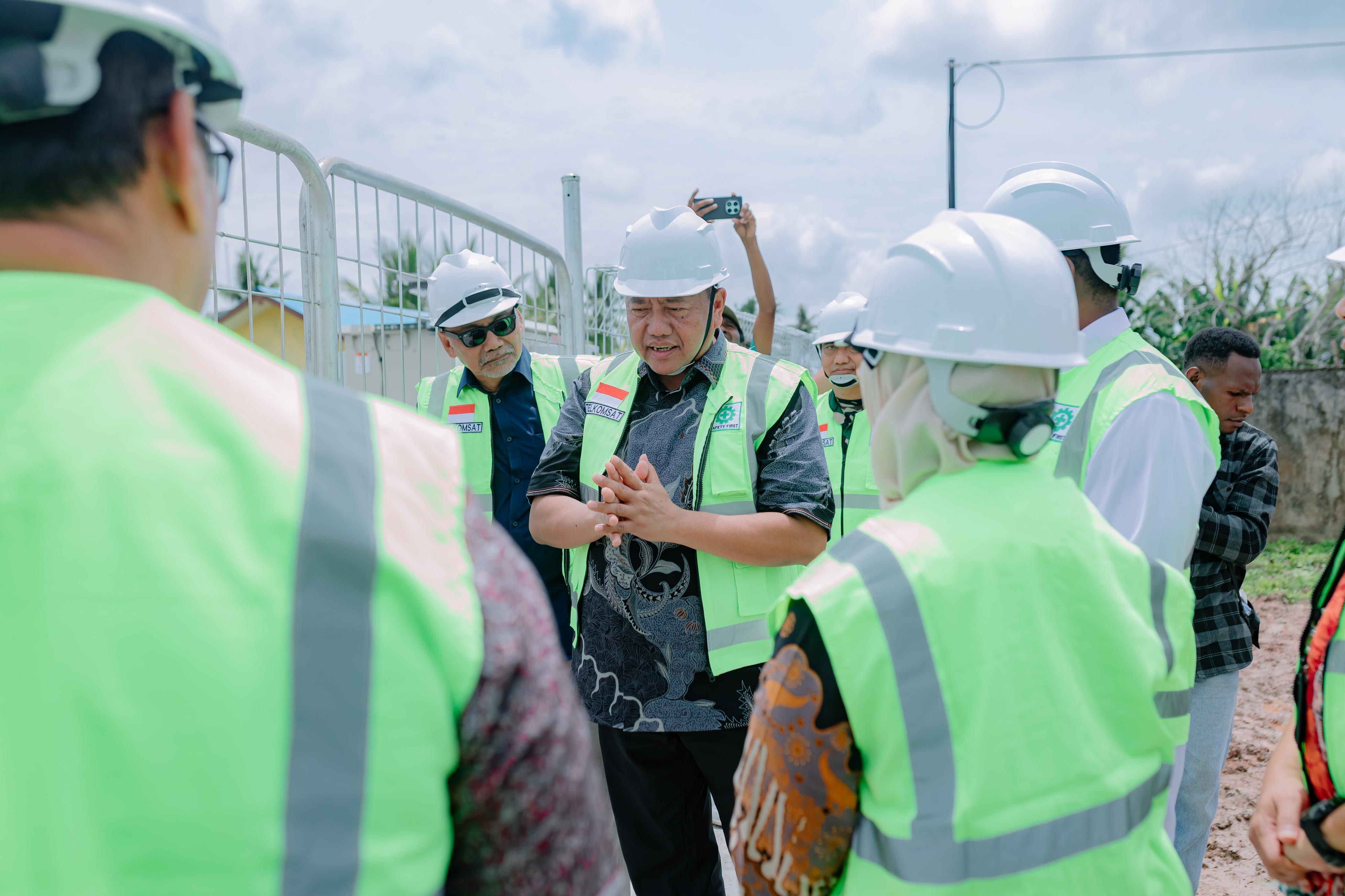 Jajaran Telkomsat saat meresmikan Community Gateway di Stasiun Bumi Merauke, Papua Selatan, Jumat (5/11).