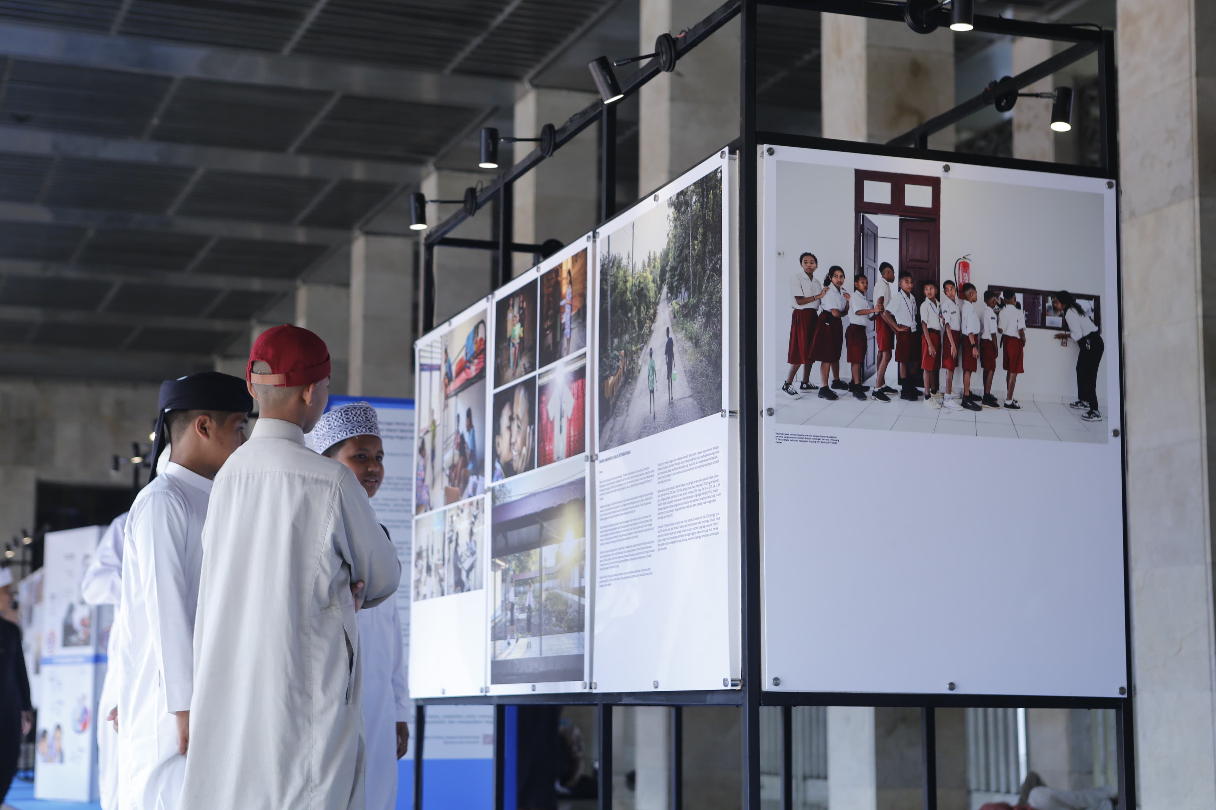 Pameran foto dan produk jurnalistik lainnya di Masjid Istiqlal Jakarta (5/12). Karya jurnalistik yang dipameran memotret program prioritas Presiden Prabowo Subianto. (Hilmi/Jawa Pos)