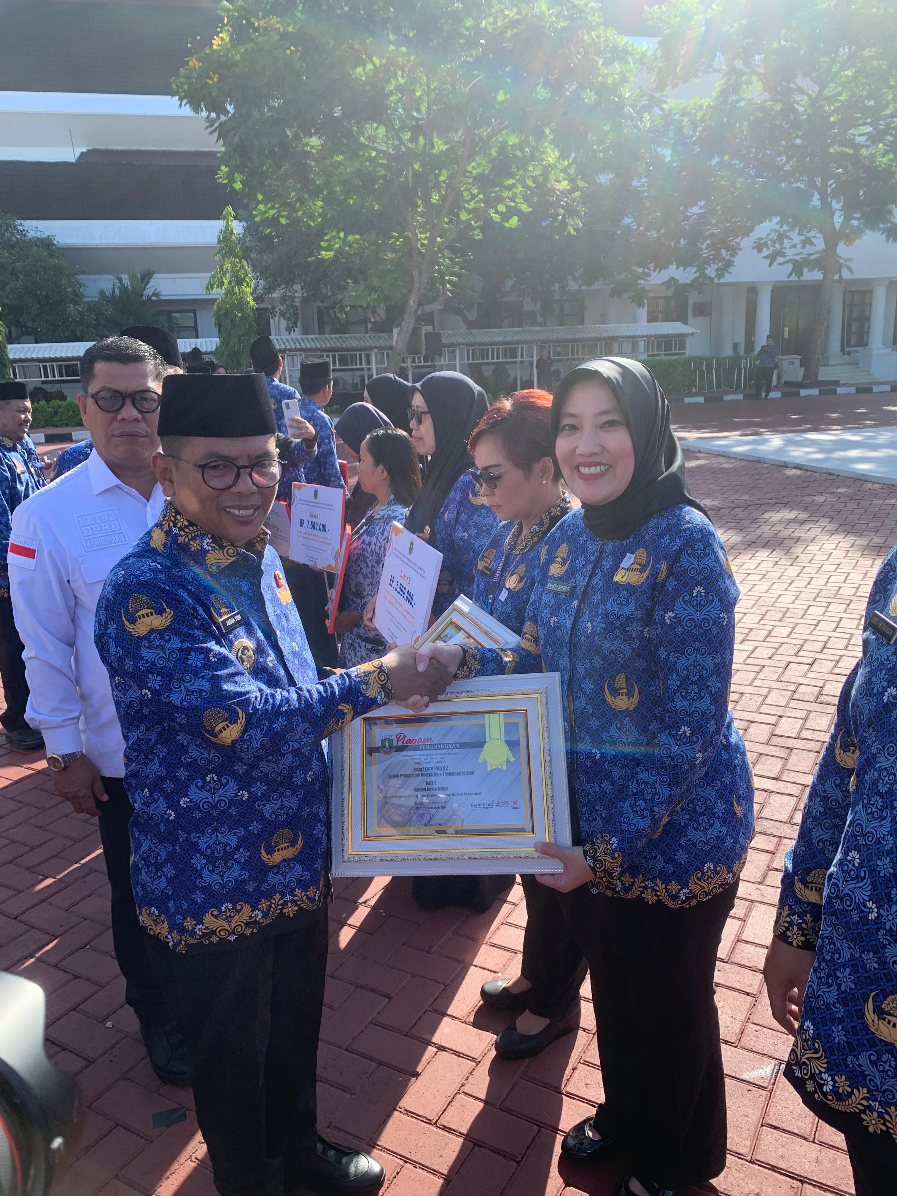 Sekretaris Bapenda Tangsel Rahayu Sayekti menerima penghargaan dari Gubernur Banten Andra Soni terkait Smart Card PBB Bapenda Tangsel yang berhasil meraih juara dua kategori Inovasi Terbaik