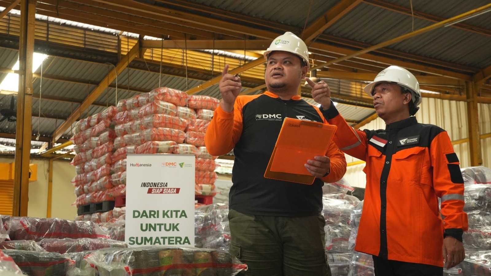 Dompet Dhuafa dan PT Food Station Tjipinang berkolaboraksi dalam pendistribusian bahan pangan bagi penyintas di Sumatera dan Aceh.