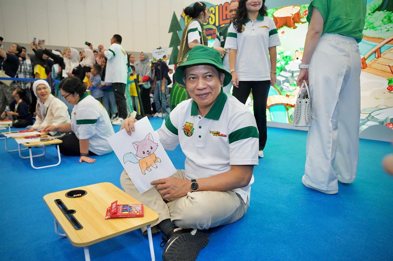 Menkop Ferry Juliantono menggambar di sela acara Inklusiland digelar Yayasan Inklusi Pelita Harapan di Kota Tangerang Selatan.
