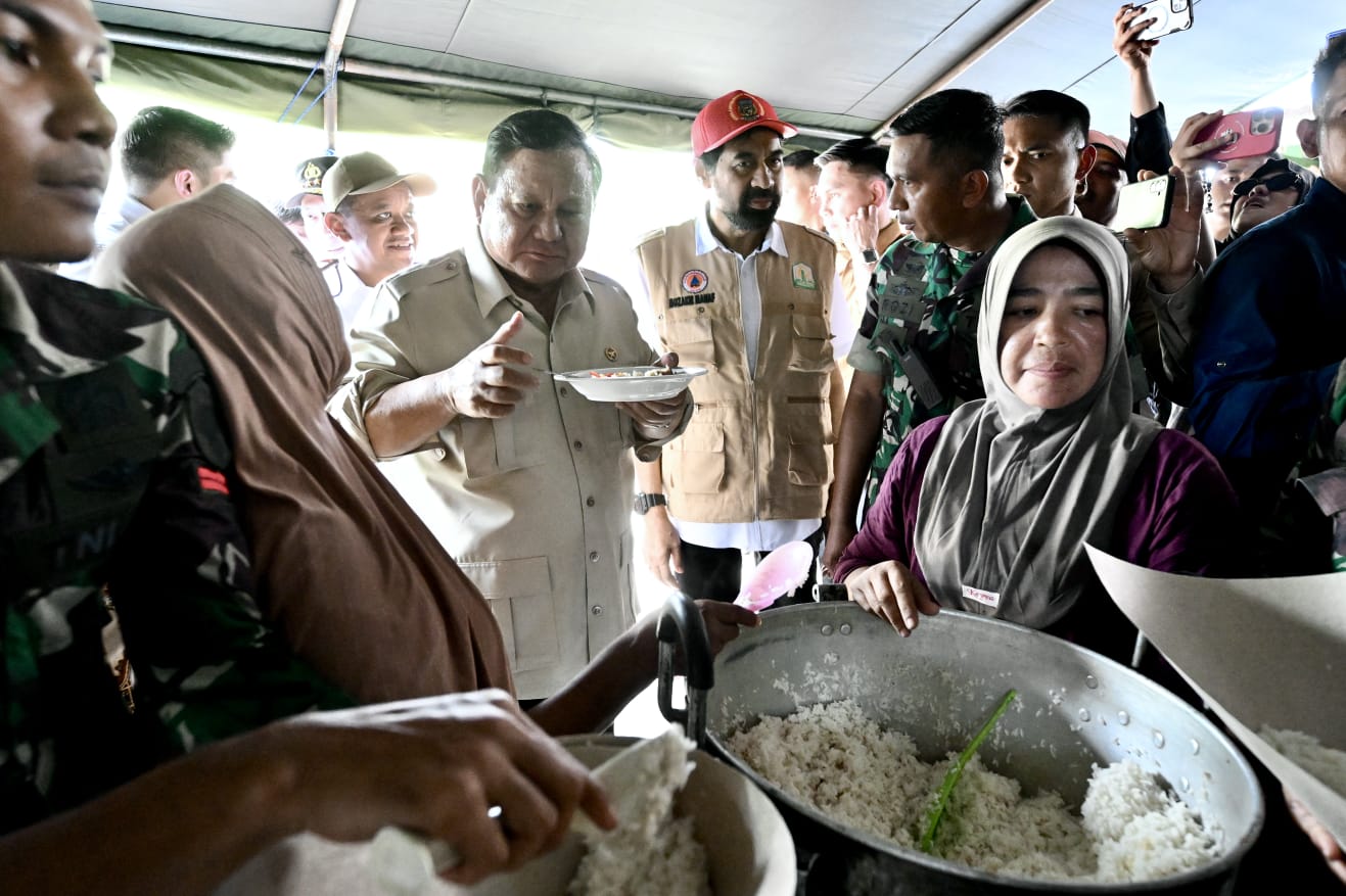LAUK IKAN TONGKOL: Presiden Prabowo ikut menikmati makanan untuk pengungsi di posko pengungsian Desa Bale Panah, Aceh (7/12).