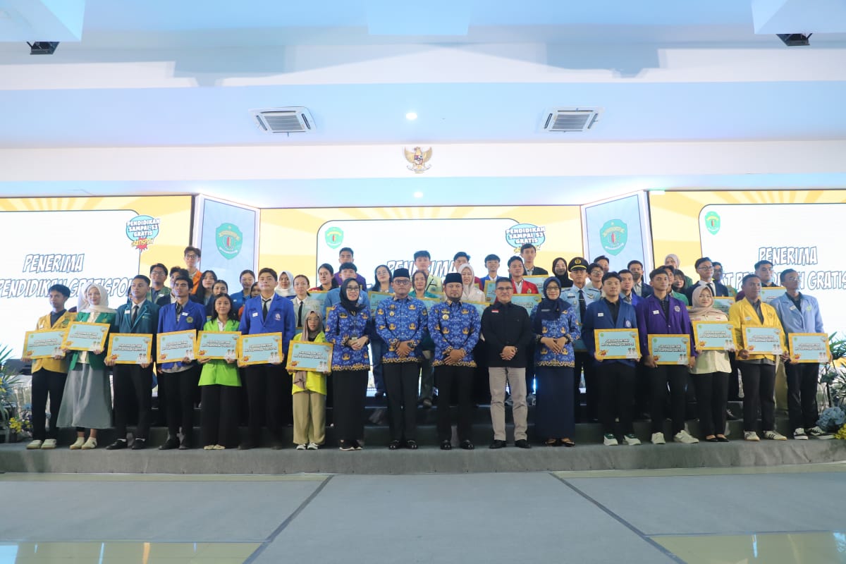 Penyerahkan UKT Gratispol kepada 53 perwakilan mahasiswa dari berbagai Perguruan Tinggi Negeri dan Swasta (PTN/S).