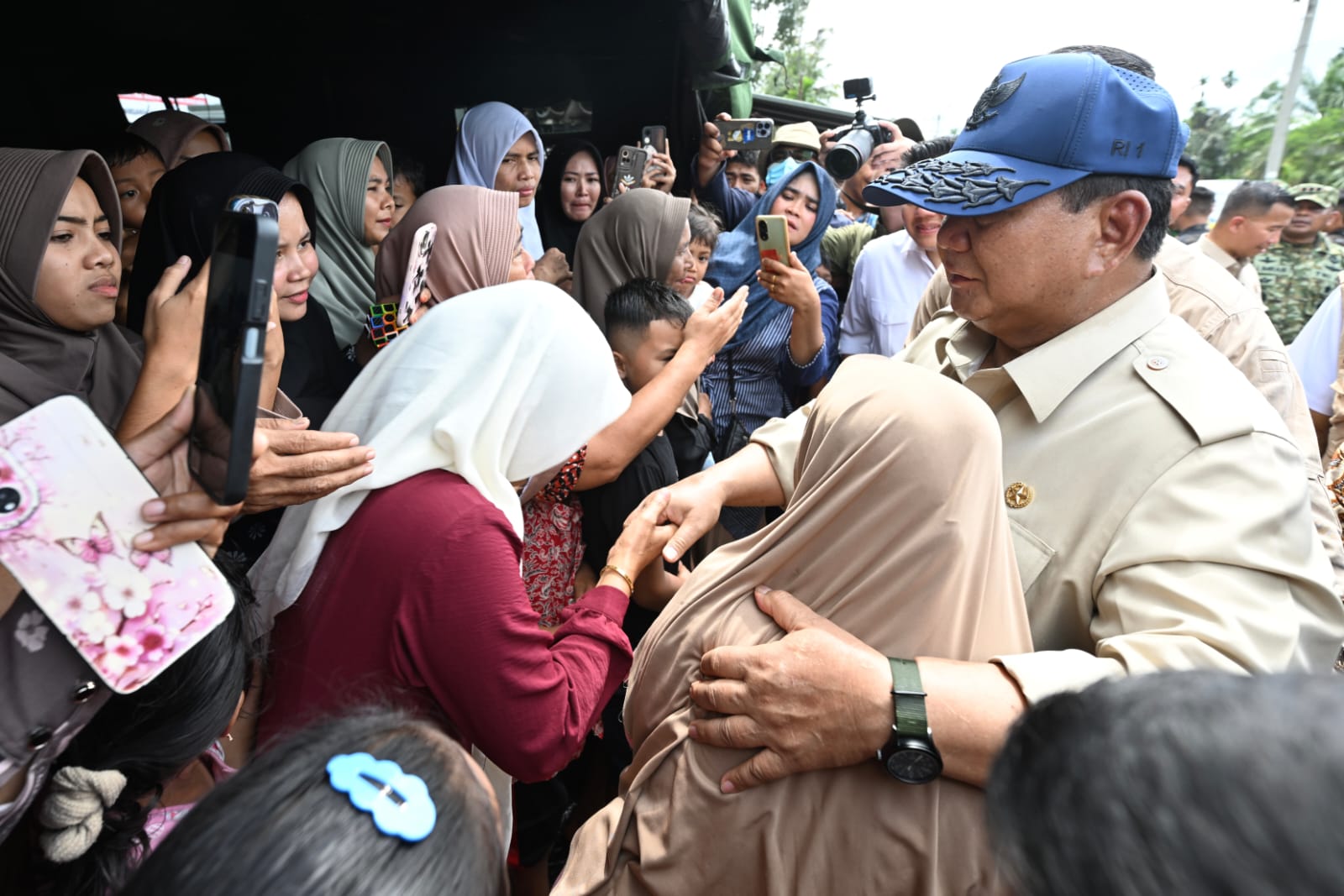 LAPOR, PAK PRESIDEN: Pengungsi di Posko Pengungsian Bencana Desa Bale Panah Aceh mengadu langsung kepada Presiden Prabowo. Salah satunya mengenai rumah warga yang hanyut diterjang banjir.