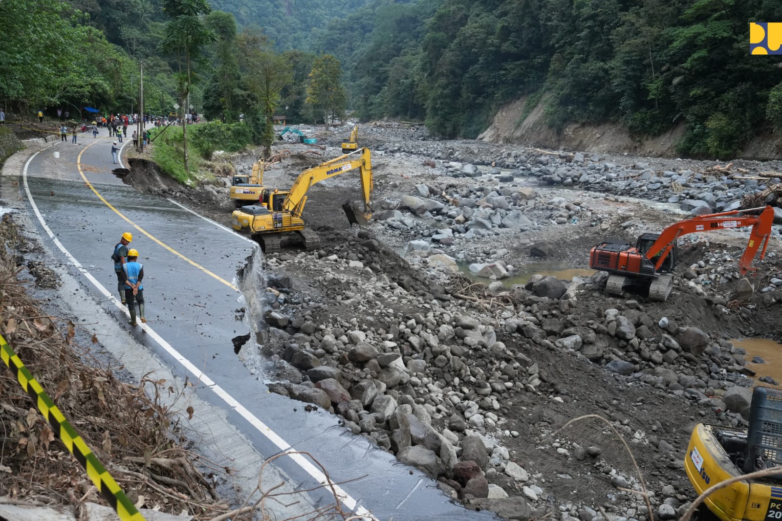 KEJAR TARGET: Kementerian PU melalui Balai Pelaksanaan Jalan Nasional (BPJN) Sumatera Barat memperbaiki Jalan Nasional yang menghubungkan Padang-Bukittinggi.