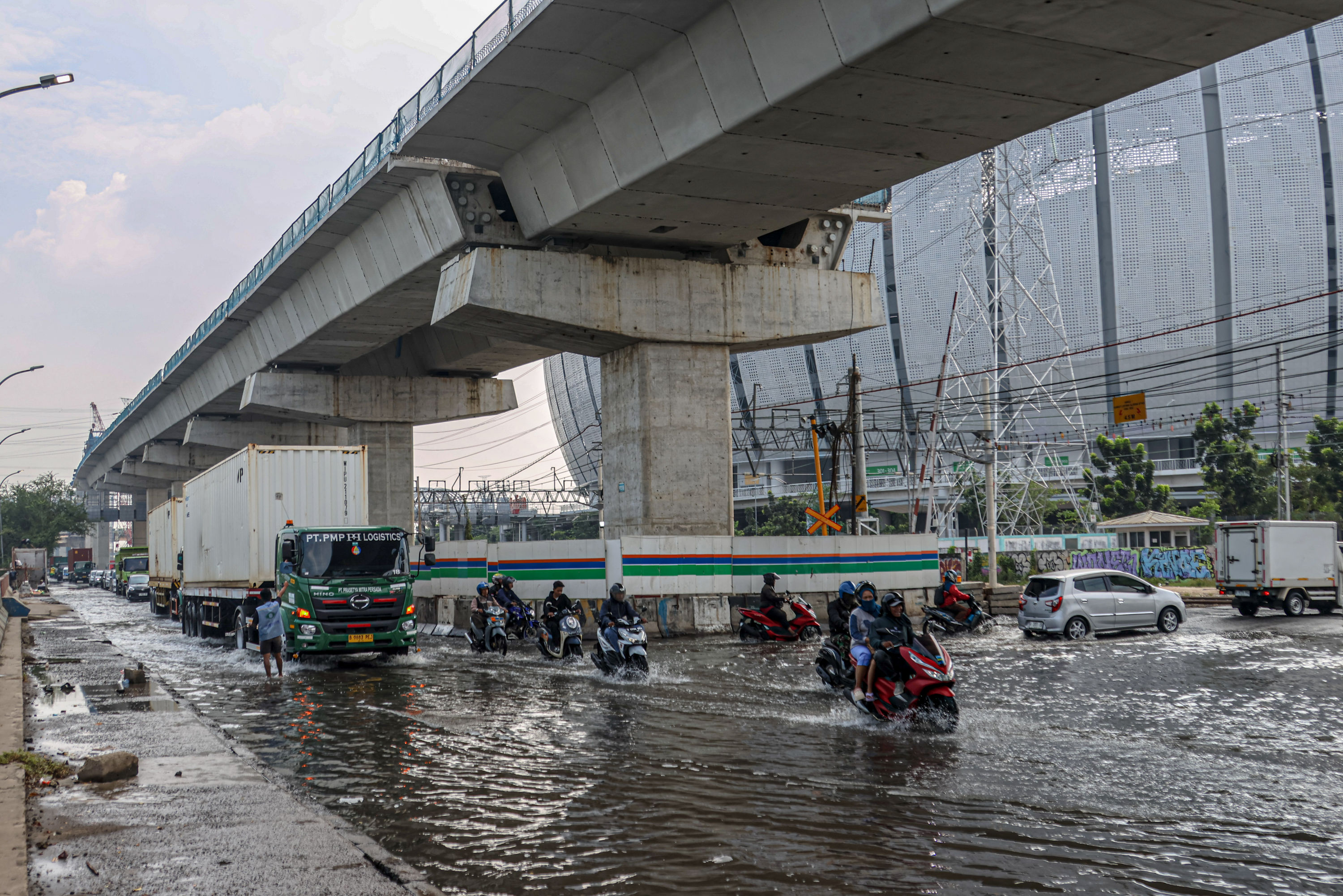 Banjir rob menggenangi Jalan RE. Martadinata, Jakarta Utara (3/12). Warga diminta mewaspadai kondisi banjir rob yang masih berpotensi terjadi sampai pekan depan.