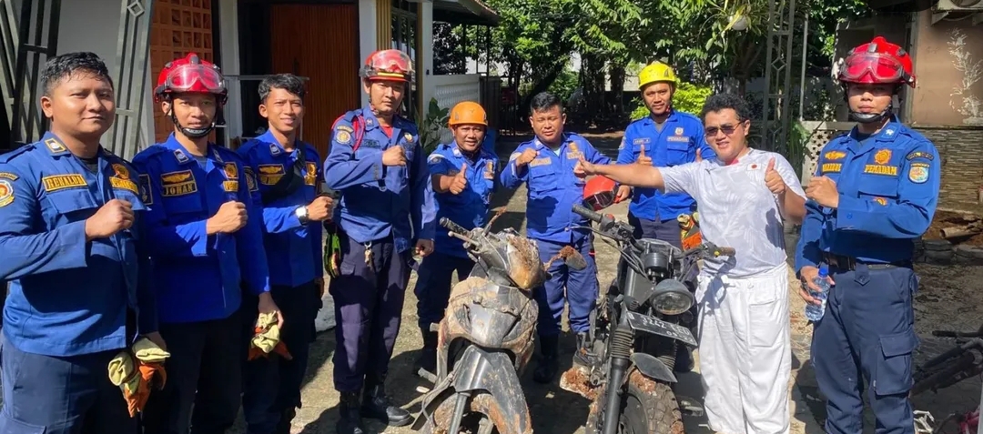 Petugas Damkar Depok setelah berhasil mengevakuasi kendaraan yang masuk ke dalam septic tank di kawasan Cilodong.