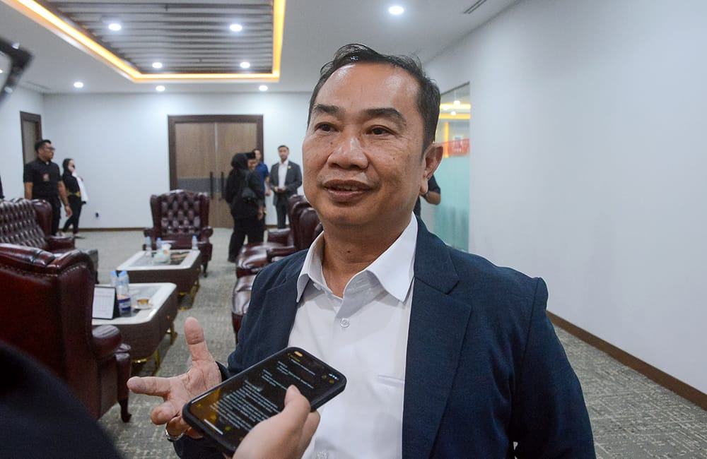 Anggota Komisi D DPRD DKI Jakarta Bun Joi Phiau memberikan keterangan terkait kondisi wilayah pesisir utara Jakarta.