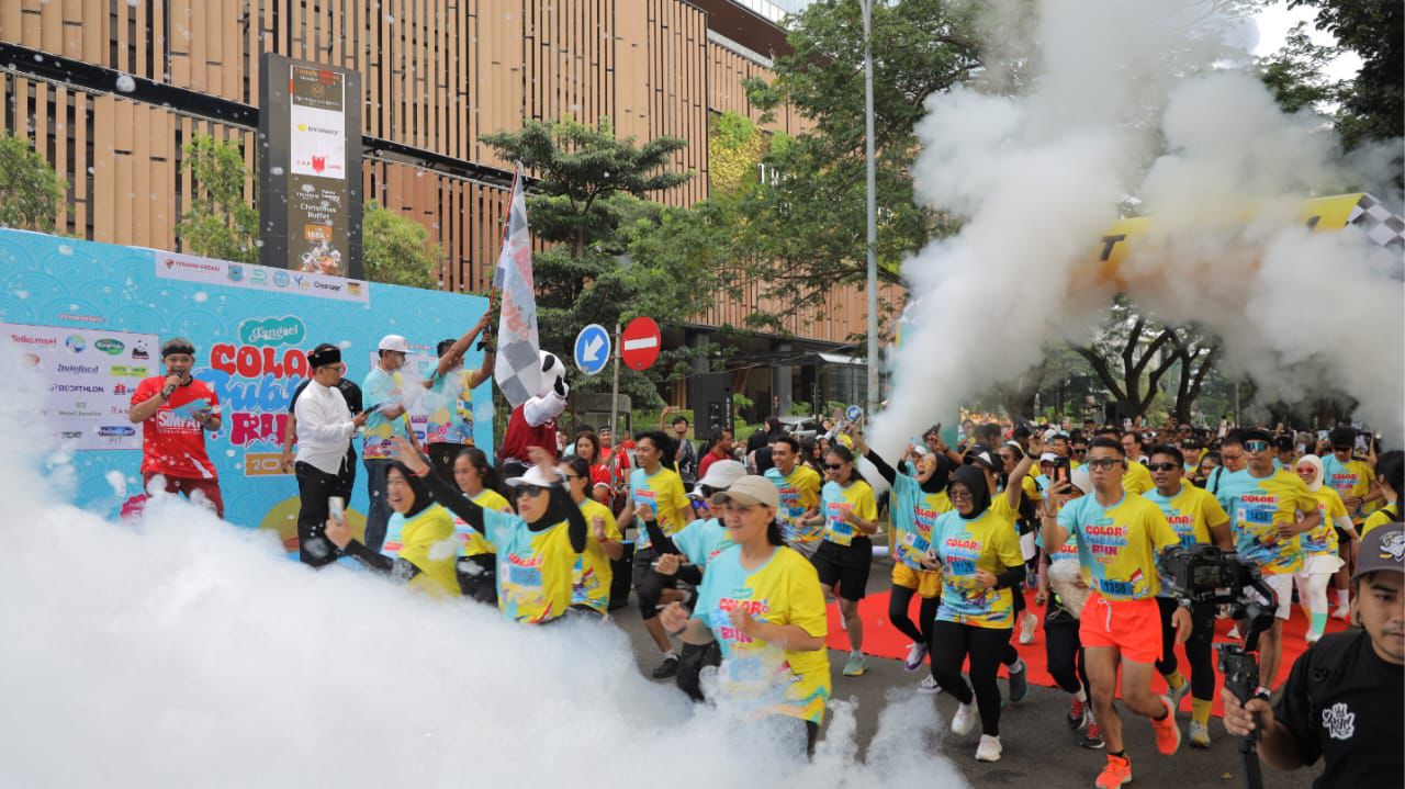 Ribuan peserta mengikuti Tangsel Color and Bubble Run kawasan BSD, Serpong, Minggu (7/12).