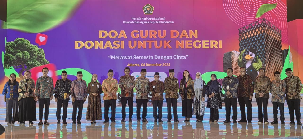 Puncak Hari Guru Nasional sekaligus pengumuman peraih Anugerah GTK (Guru dan Tenaga Kependidikan) di TMII Jakarta (6/12) sore. (Hilmi/Jawa Pos)