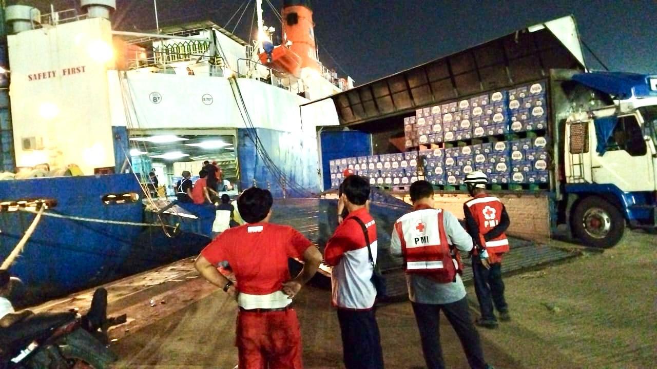 Salurkan bantuan untuk korban bencana banjir di Sumatera Barat lewat PMI.