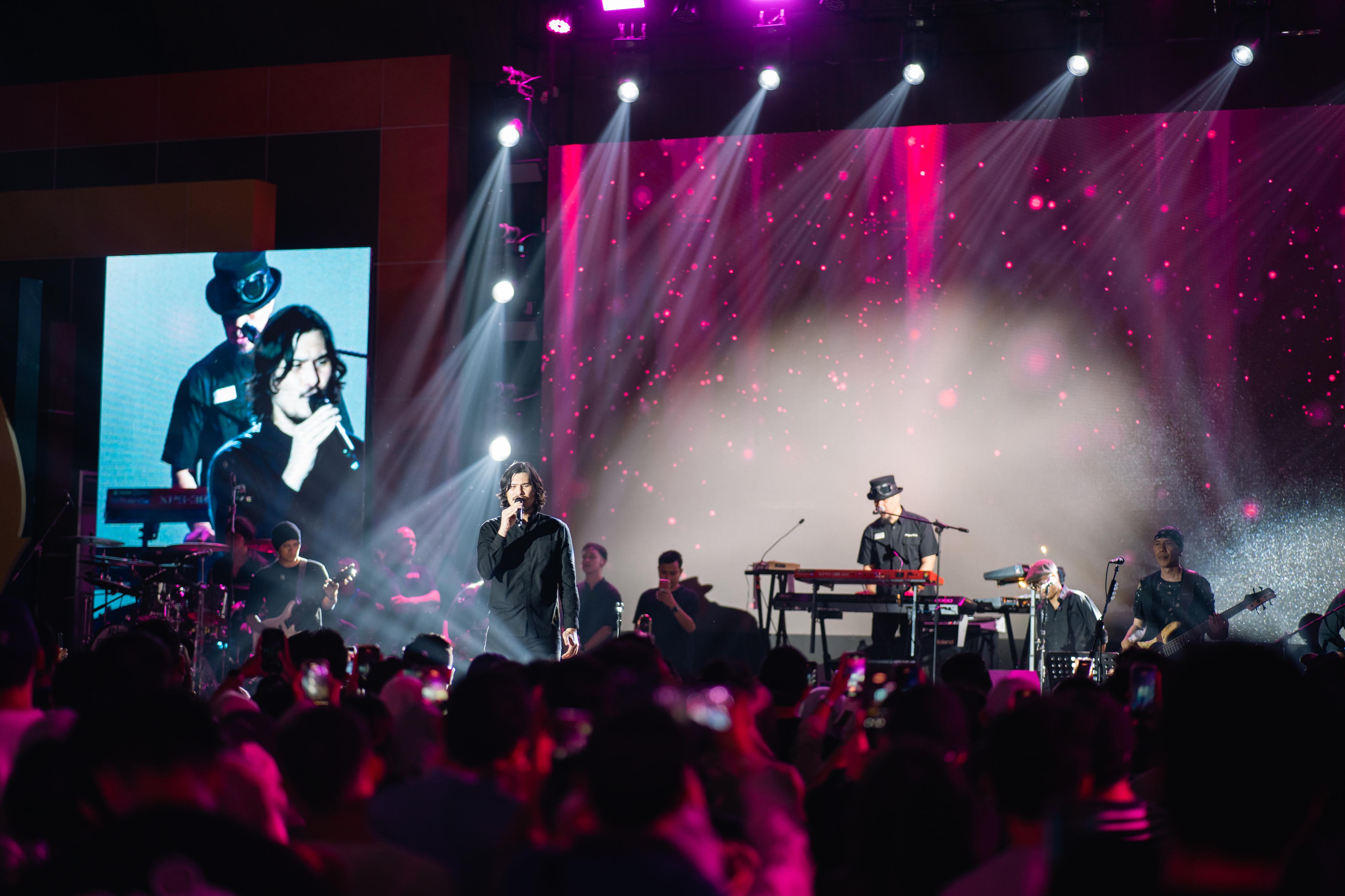 Grup band Dewa 19 dan Ari Lasso memeriahkan acara kongres dan reuni akbar alumni STAN 2025 yang digelar di Kampus PKN STAN Sektor 5, Bintaro Jaya, Sabtu (6/12).