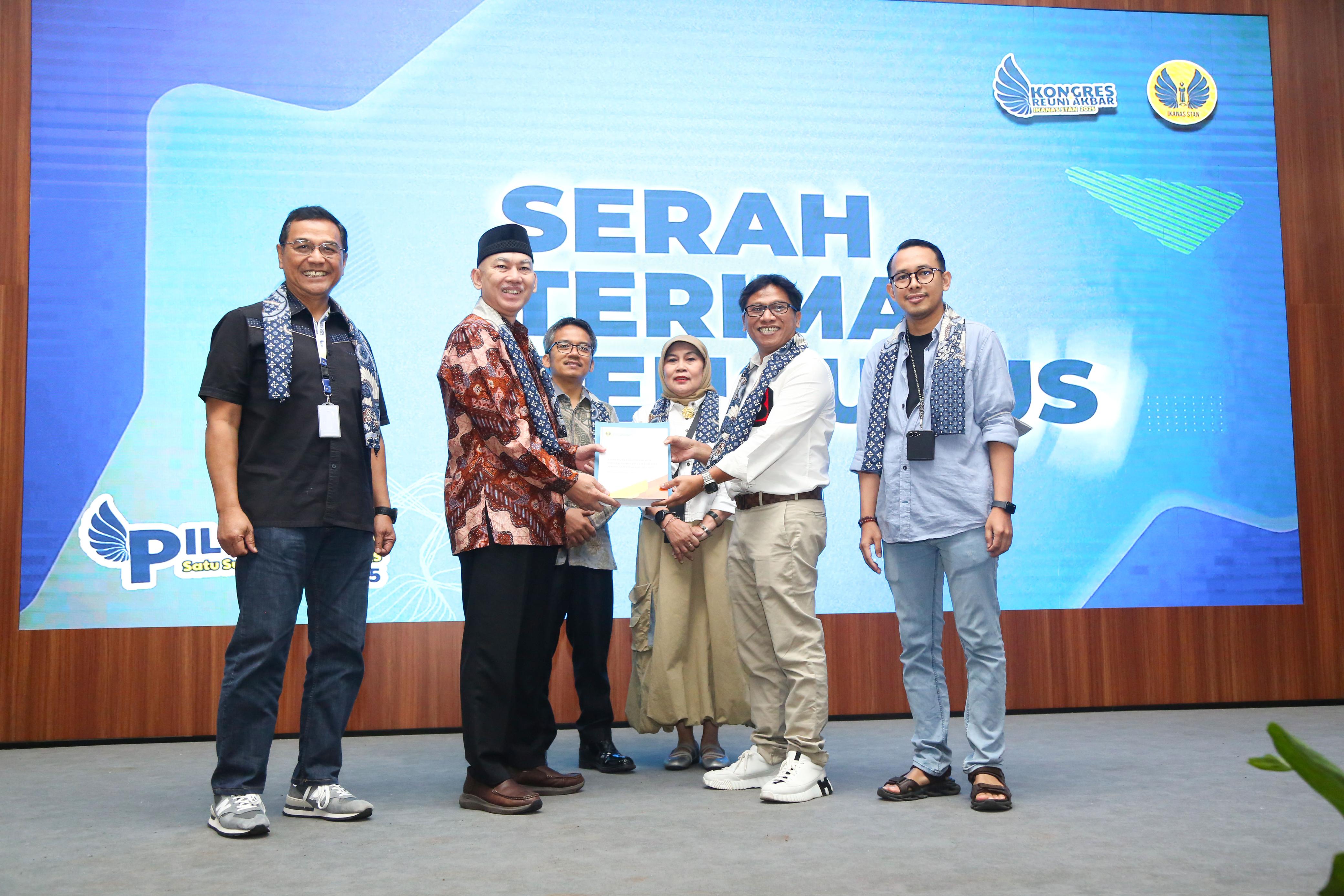 Muhamad Fajar Putranto (dua dari kanan) terpilih sebagai ketum IKANAS STAN periode 2025-2028 dalam kongres dan reuni akbar alumni STAN 2025, Sabtu (6/12).