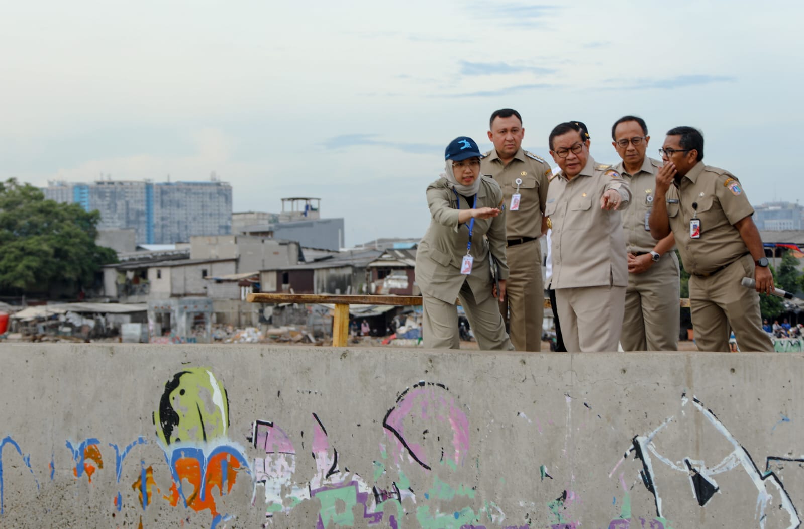 Gubernur DKI Pramono Anung dan jajarannya meninjau tanggul pengaman pantai atau NCICD Fase A di wilayah Penjaringan, Jakarta Utara.