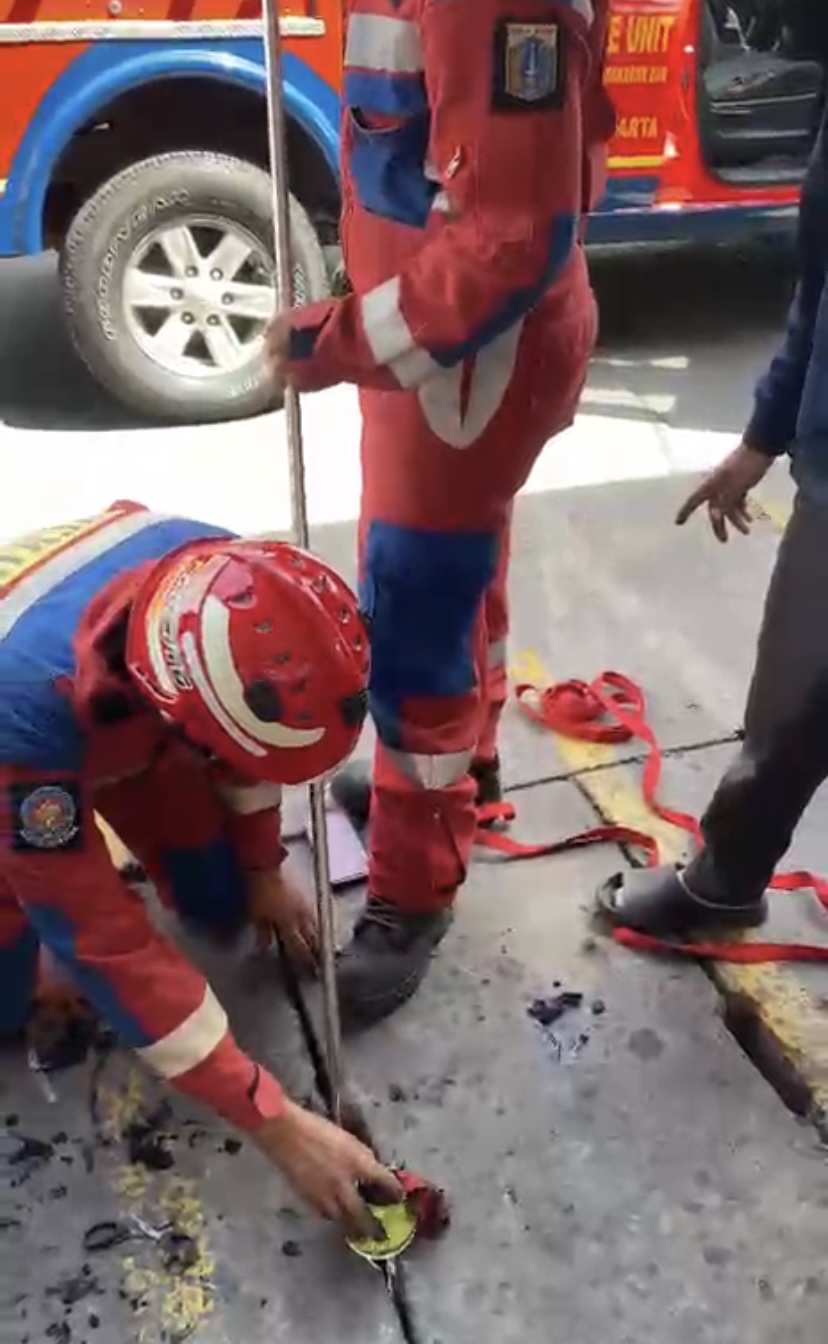 Petugas Gulkarmat DKI menyelamatkan kunci yang terjatuh ke saluran air di Jalan Kayu Mas Utara, Pulogadung, Jakarta Timur.