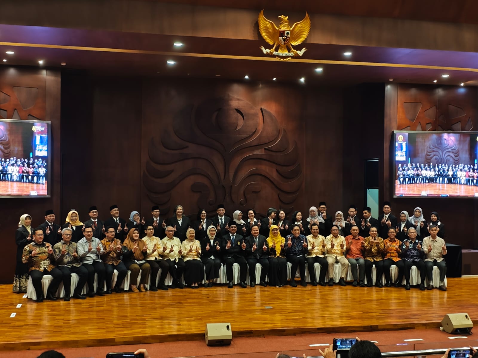 Rektor UI Heri Hermansyah melantik sembilan dekan baru, Senin (8/11).