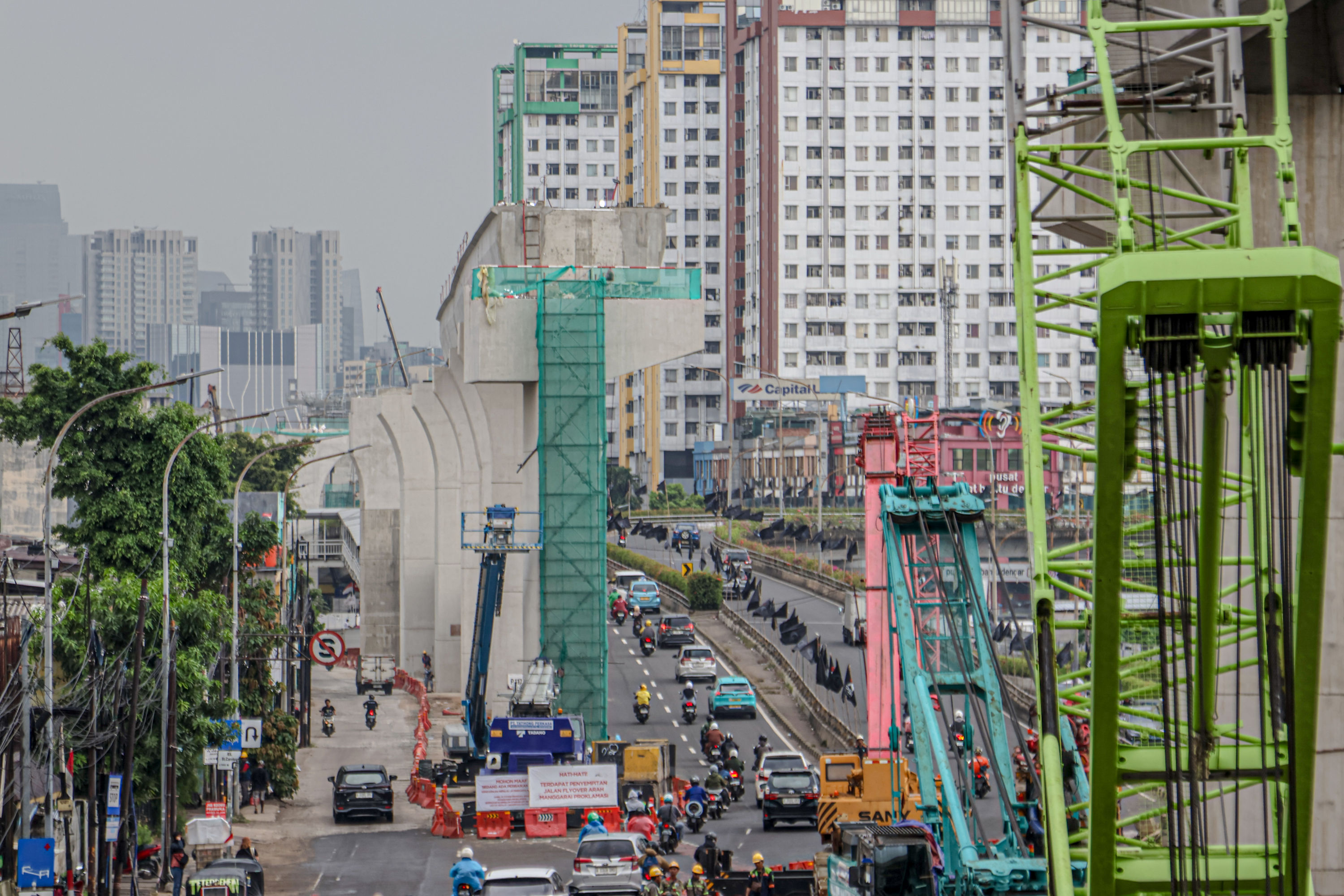 Proyek pembangunan jalur LRT Jakarta Fase 1B yang akan tersambung di atas Jalan Pramuka, Jakarta Timur.